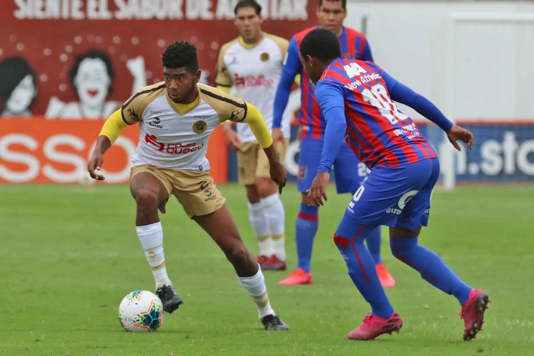 El futbolista J. Durán de Alianza UDH intenta quitar el balón a su rival de Cusco FC por la jornada 13 de la Liga 1, en la Videna. Foto: @LigaFutProf