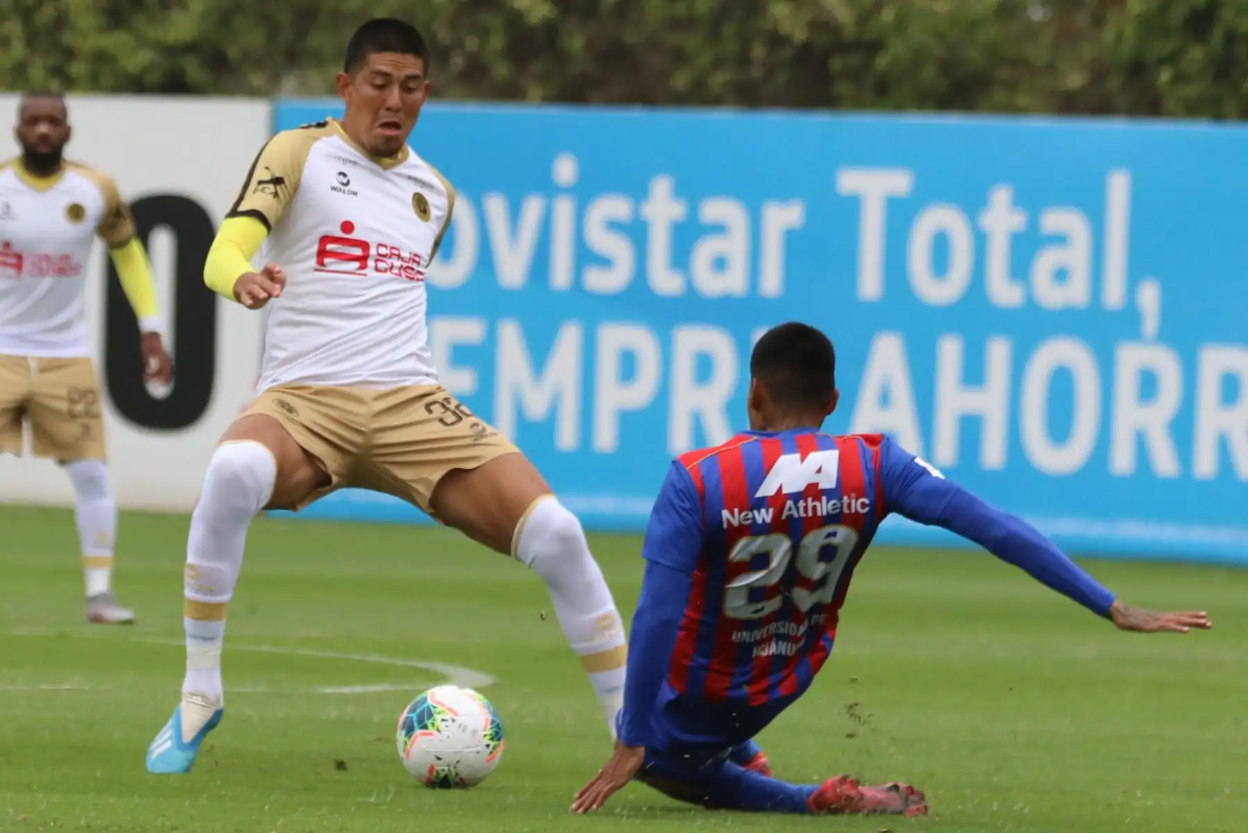 El futbolista E. Gonzáles del Cusco FC disputa el balón contra G. Mendoza de Alianza UDH por la jornada 13 de la Liga 1, en la Videna. Foto: @LigaFutProf