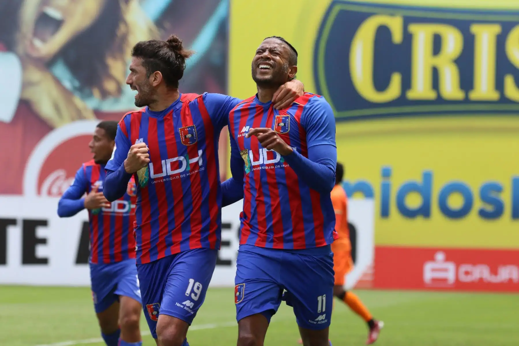 El futbolista Lionard Pajoy de Alianza Universidad celebra junto a su compañero E. Maidana tras anotar el 1 a 0 a Cusco FC por la jornada 13 de la Liga 1, en la Videna. Foto: @LigaFutProf