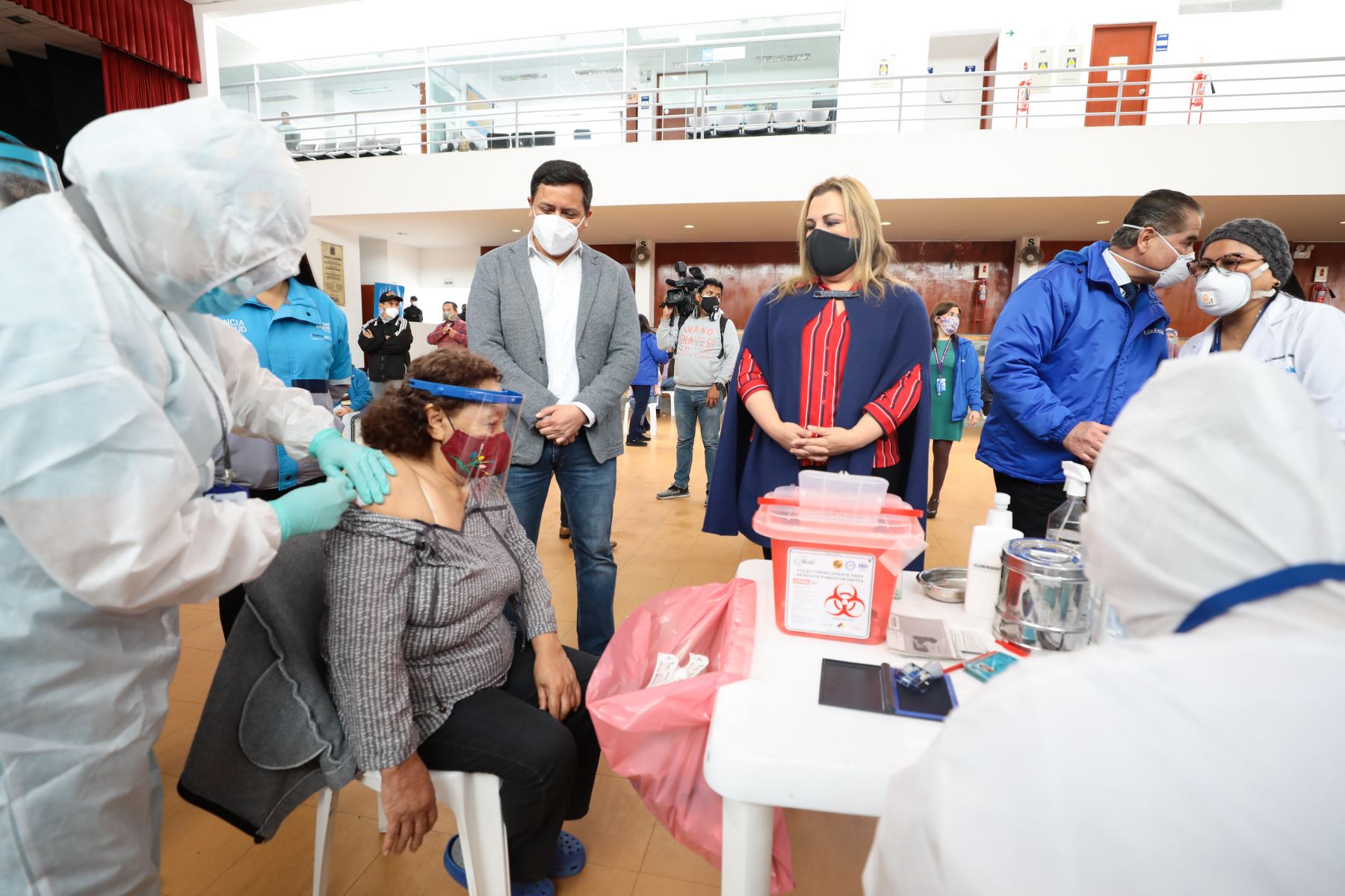 La presidenta ejecutiva de EsSalud, Fiorella Molinelli, participó en campaña de vacunación contra la influenza y el neumococo dirigida a adultos mayores de San Miguel Foto: ANDINA/Difusión