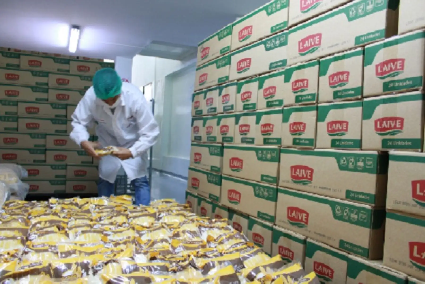 Son los supervisores de plantas y almacenes los encargados de verificar la documentación, condiciones de almacenamiento y características físicas de los productos como color, olor, sabor y envases,
