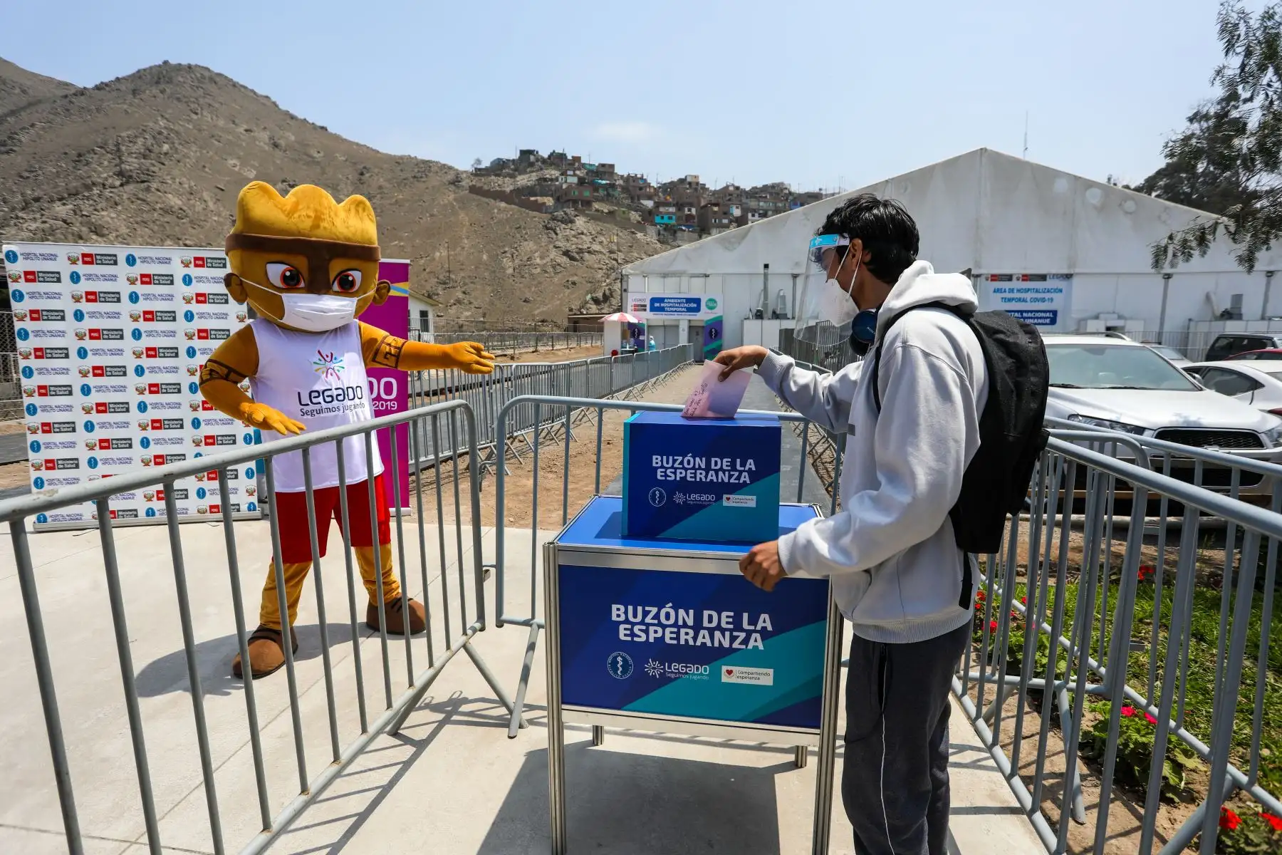 En el Centro de Atención y Aislamiento Temporal (CAAT), construido y administrado por el Proyecto Especial Legado en las inmediaciones del Hospital Nacional Hipólito Unanue, ubicado en El Agustino, se instaló hoy el “Buzón de la Esperanza”, en el cual familiares de pacientes internados por coronavirus podrán depositar sus cartas y mensajes motivadores. Foto: Legado Lima 2019