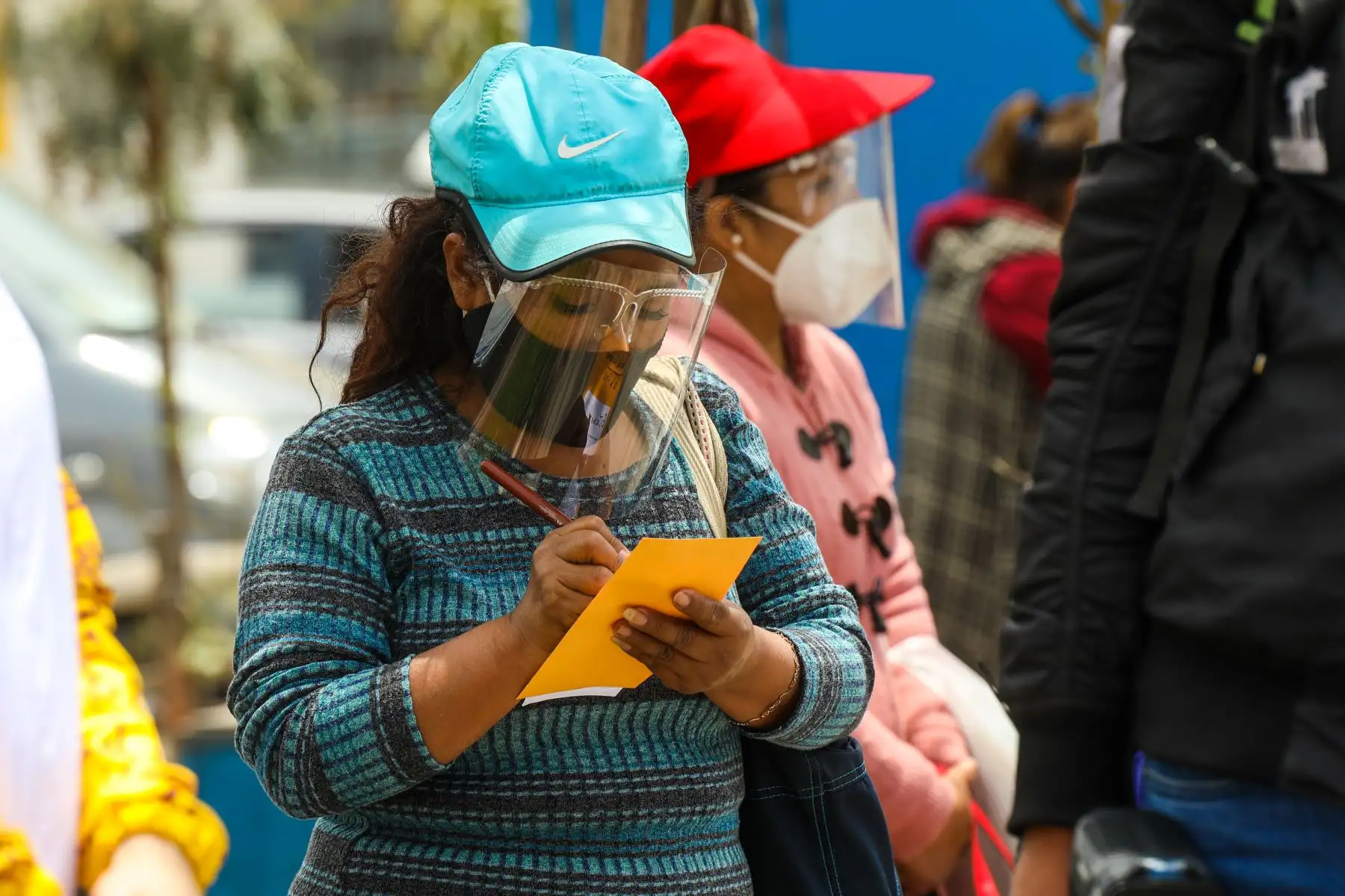 En el Centro de Atención y Aislamiento Temporal (CAAT), construido y administrado por el Proyecto Especial Legado en las inmediaciones del Hospital Nacional Hipólito Unanue, ubicado en El Agustino, se instaló hoy el “Buzón de la Esperanza”, en el cual familiares de pacientes internados por coronavirus podrán depositar sus cartas y mensajes motivadores. Foto: Legado