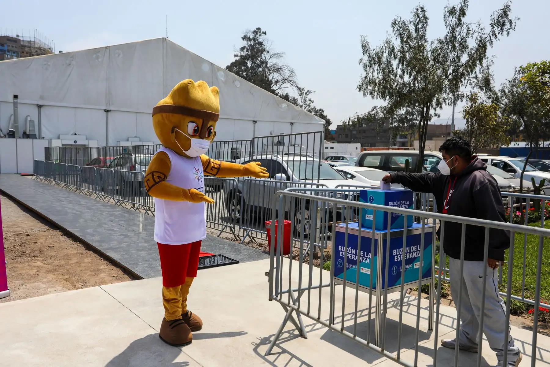 En el Centro de Atención y Aislamiento Temporal (CAAT), construido y administrado por el Proyecto Especial Legado en las inmediaciones del Hospital Nacional Hipólito Unanue, ubicado en El Agustino, se instaló hoy el “Buzón de la Esperanza”, en el cual familiares de pacientes internados por coronavirus podrán depositar sus cartas y mensajes motivadores. Foto: Legado