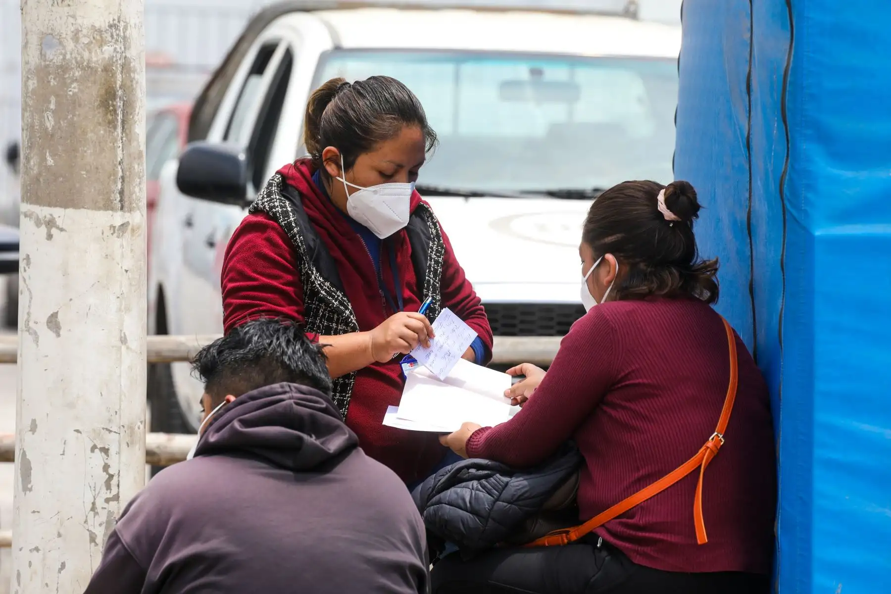 En el Centro de Atención y Aislamiento Temporal (CAAT), construido y administrado por el Proyecto Especial Legado en las inmediaciones del Hospital Nacional Hipólito Unanue, ubicado en El Agustino, se instaló hoy el “Buzón de la Esperanza”, en el cual familiares de pacientes internados por coronavirus podrán depositar sus cartas y mensajes motivadores. Foto: Legado
