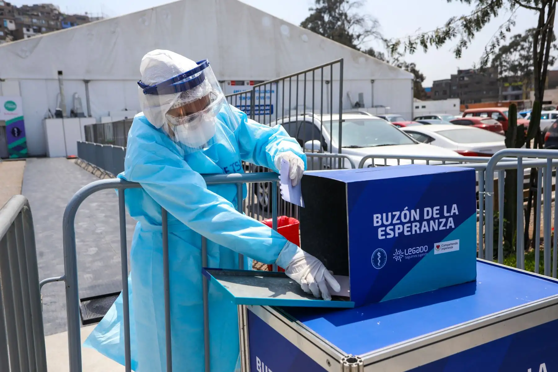 En el Centro de Atención y Aislamiento Temporal (CAAT), construido y administrado por el Proyecto Especial Legado en las inmediaciones del Hospital Nacional Hipólito Unanue, ubicado en El Agustino, se instaló hoy el “Buzón de la Esperanza”, en el cual familiares de pacientes internados por coronavirus podrán depositar sus cartas y mensajes motivadores. Foto: Legado