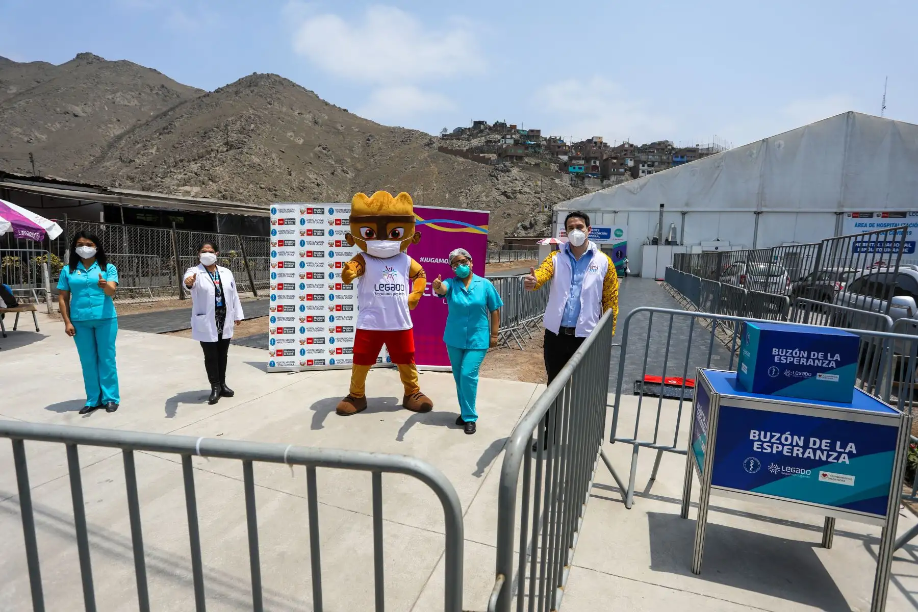 En el Centro de Atención y Aislamiento Temporal (CAAT), construido y administrado por el Proyecto Especial Legado en las inmediaciones del Hospital Nacional Hipólito Unanue, ubicado en El Agustino, se instaló hoy el “Buzón de la Esperanza”, en el cual familiares de pacientes internados por coronavirus podrán depositar sus cartas y mensajes motivadores. Foto: Legado