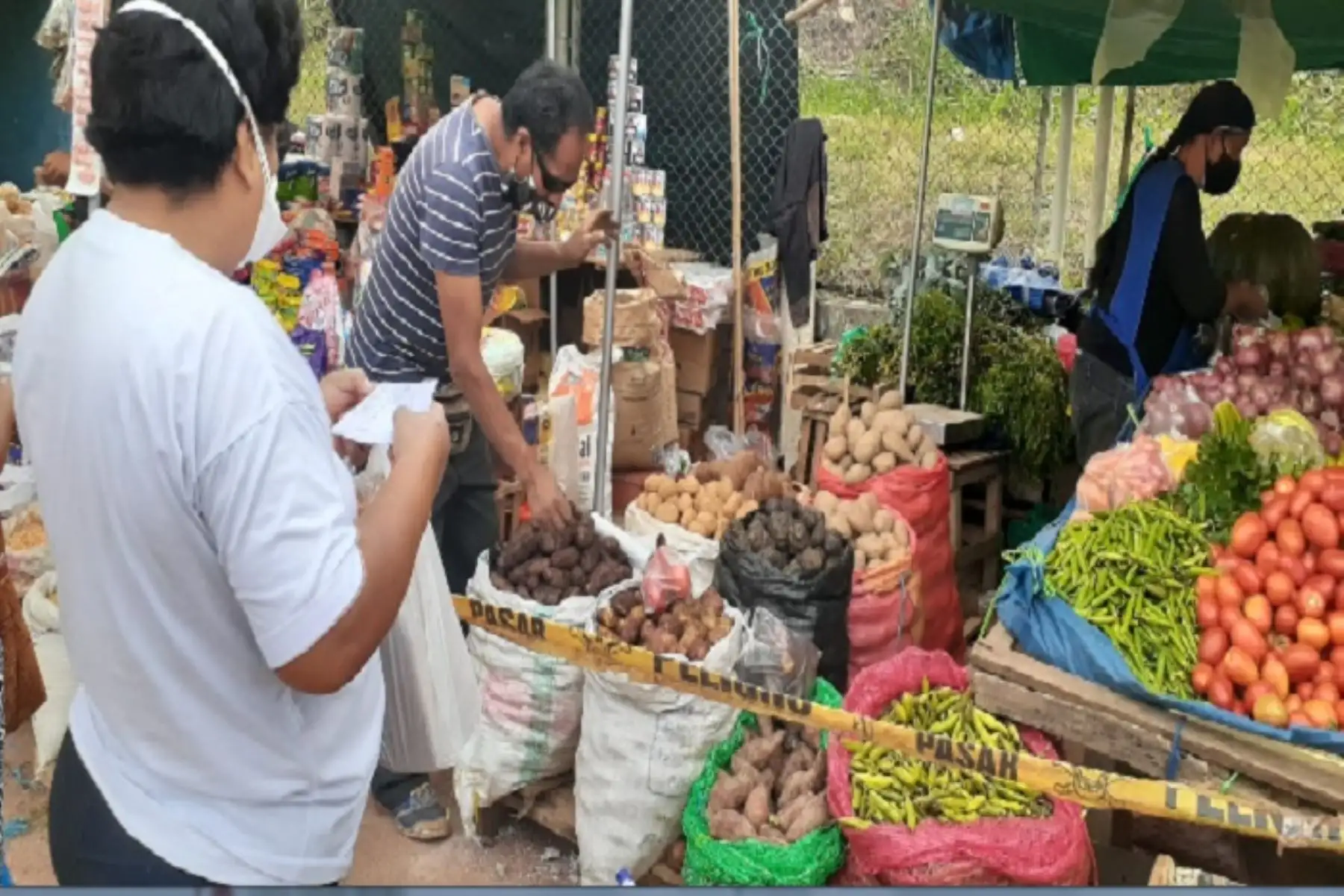 La oferta de alimentos en los mercados de abastos en Lima evitó el incremento de precios en el 2020, lo que mantuvo estable la capacidad adquisitiva de los hogares. ANDINA/Difusión
