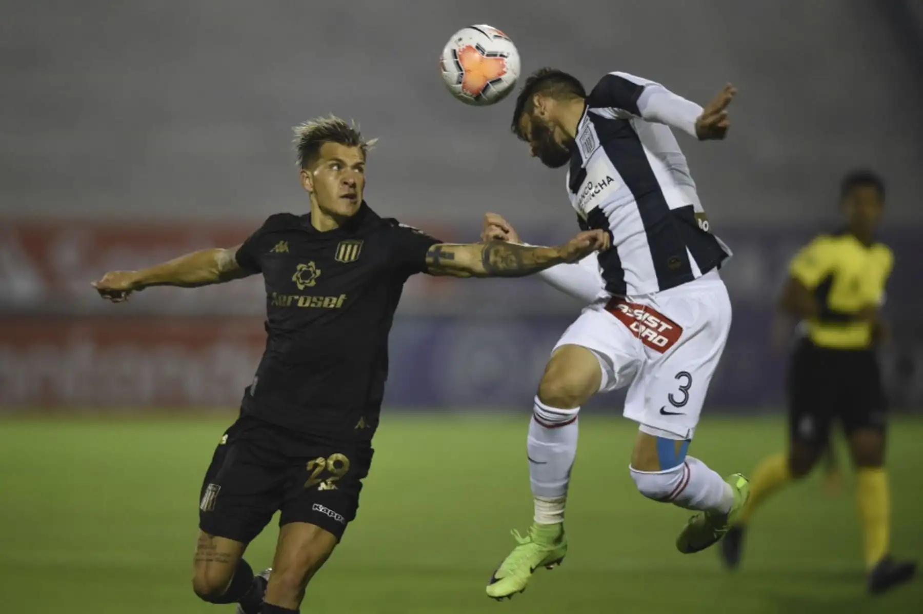 Alianza Lima recibe a Racing de Argentina por la Copa Libertadores en el estadio Alejandro Villanueva. Foto: AFP