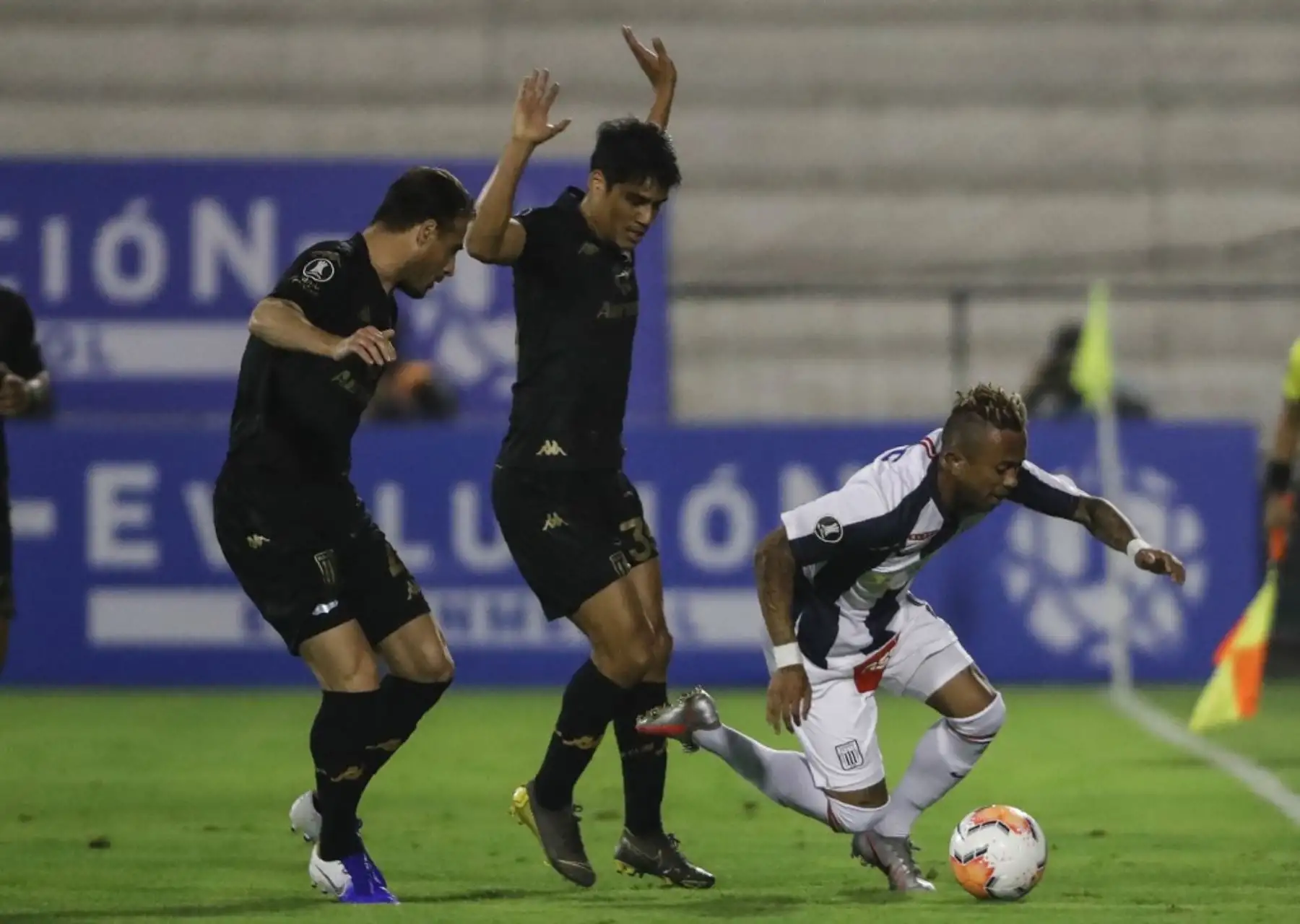 Alianza Lima recibe a Racing de Argentina por la Copa Libertadores en el estadio Alejandro Villanueva. Foto: AFP