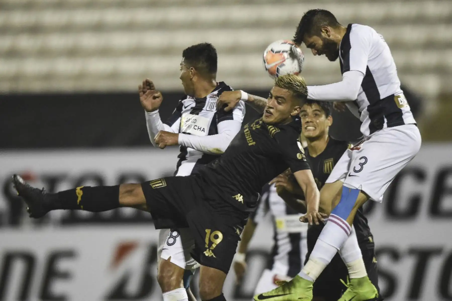 Alianza Lima recibe a Racing de Argentina por la Copa Libertadores en el estadio Alejandro Villanueva. Foto: AFP