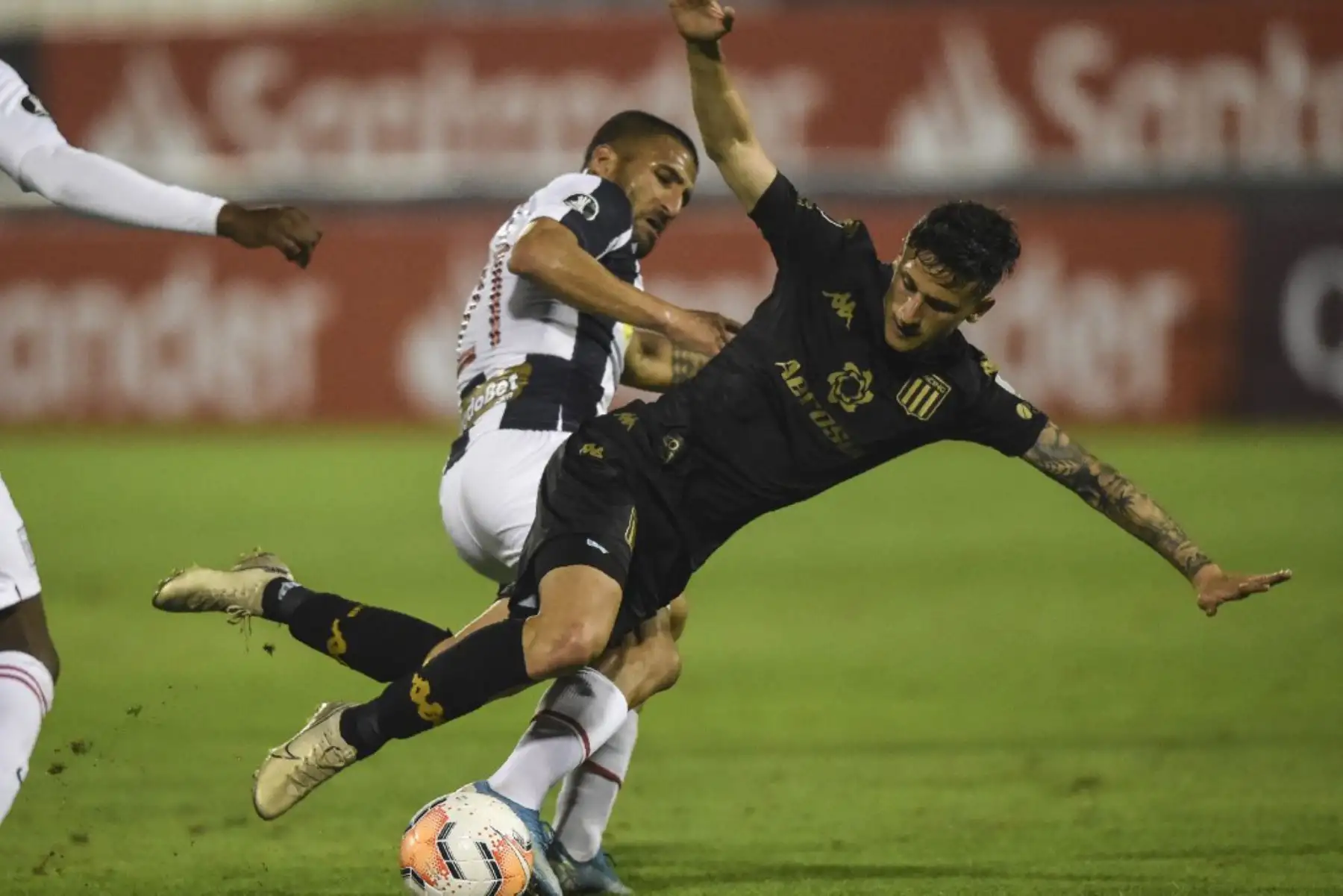 El mediocampista peruano de Alianza Lima, Josepmir Ballon, compite por el balón con el delantero del Racing Club de Argentina, Héctor Fertoli, durante su partido de fútbol a puerta cerrada en la fase de grupos de la Copa Libertadores en el Estadio Alejandro Villanueva en Lima. Foto: AFP