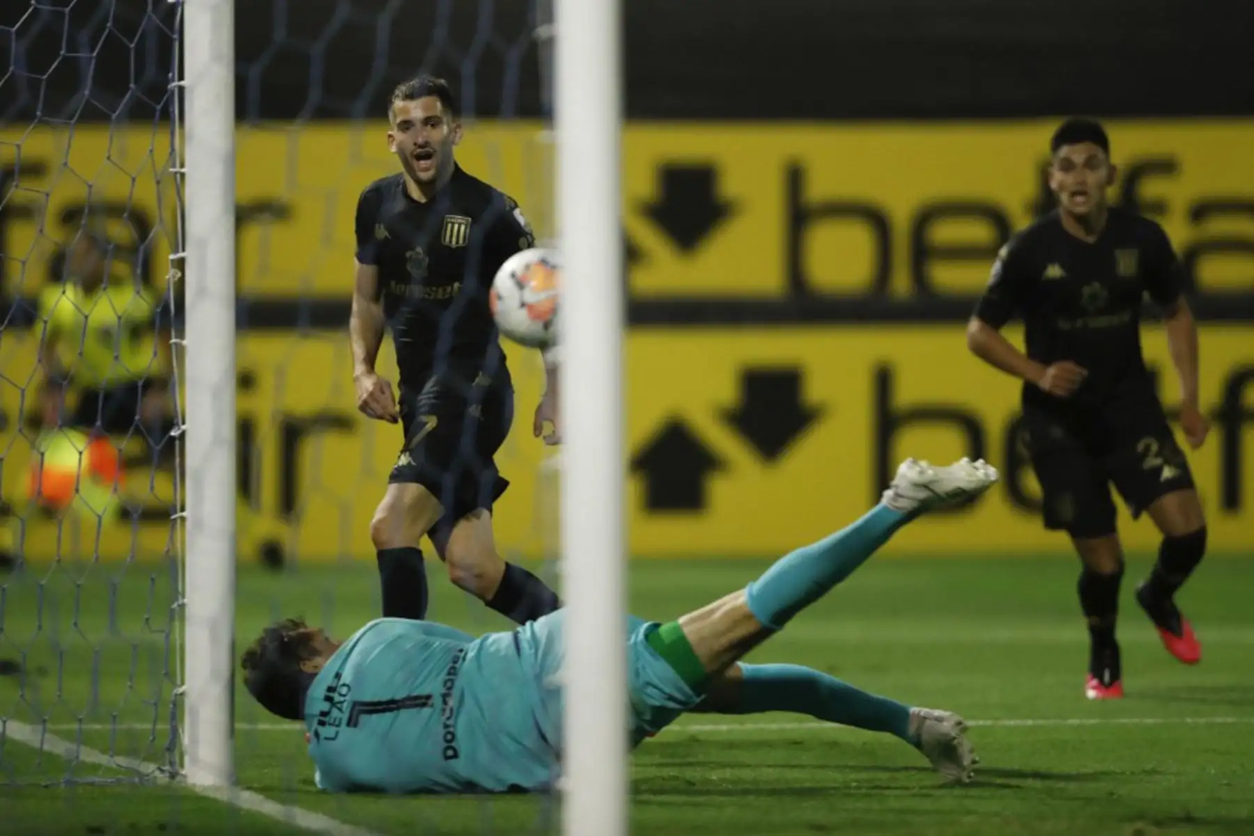 El mediocampista argentino del Racing Club Benjamín Garre, anota contra la Alianza Lima de Perú durante su partido de fútbol a puerta cerrada en la fase de grupos de la Copa Libertadores en el Estadio Alejandro Villanueva. Foto: AFP