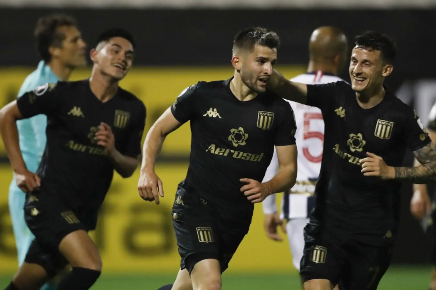 El mediocampista argentino del Racing Club Benjamín Garre, anota contra la Alianza Lima de Perú durante su partido de fútbol a puerta cerrada en la fase de grupos de la Copa Libertadores en el Estadio Alejandro Villanueva. Foto: AFP