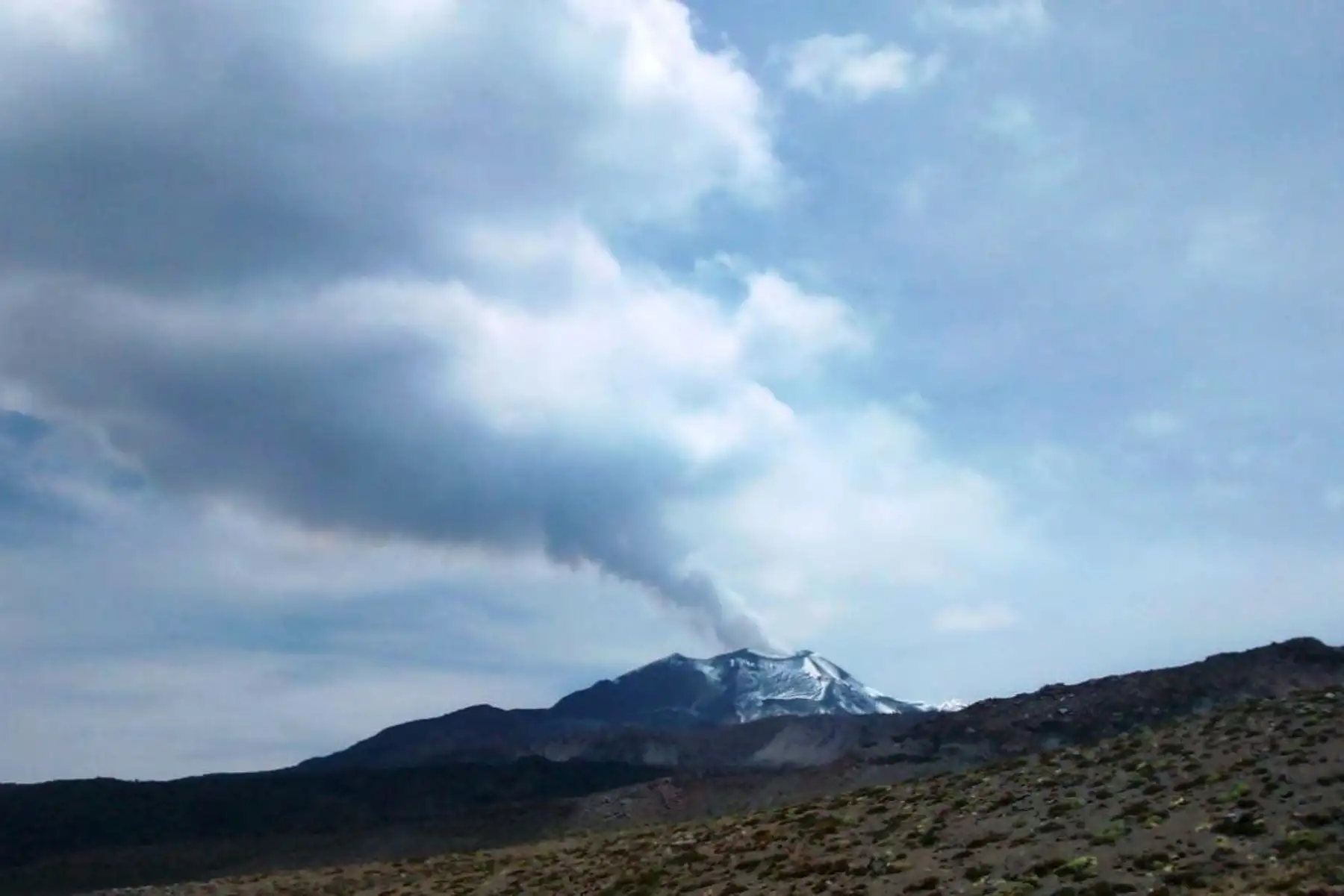 El volcán Sabancaya registró esta mañana varias explosiones seguida de expulsión de cenizas. ANDINA/Archivo
