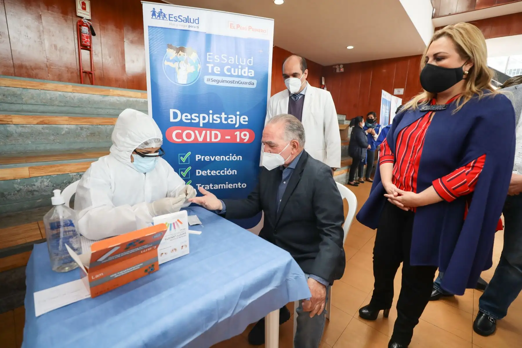 La presidenta ejecutiva de Esaslud, Fiorella Molinelli, supervisa la campaña de tamizaje y vacunación de adultos mayores 
“ EsSalud te Cuida ” en el Centro Integral del Adulto Mayor de SanMiguel.
Foto: Essalud