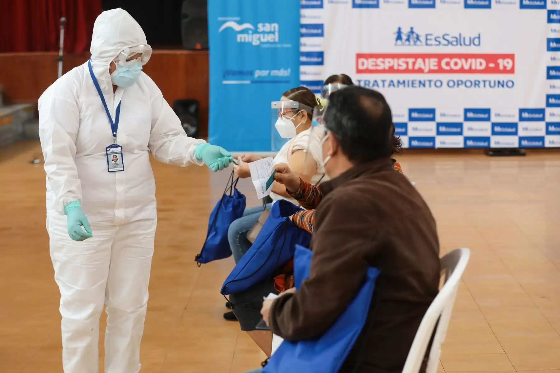 EsSalud realiza la campaña “ Essalud te cuida “ que ofrece servicios de  descarte de Covid y entrega de tratamiento, además de  vacunaciones contra la influenza y neumococo.Hasta el momento  han  vacunado  81,412 pacientes contra la Influenza y 98,041 contra el neumococo.
Foto: Essalud
