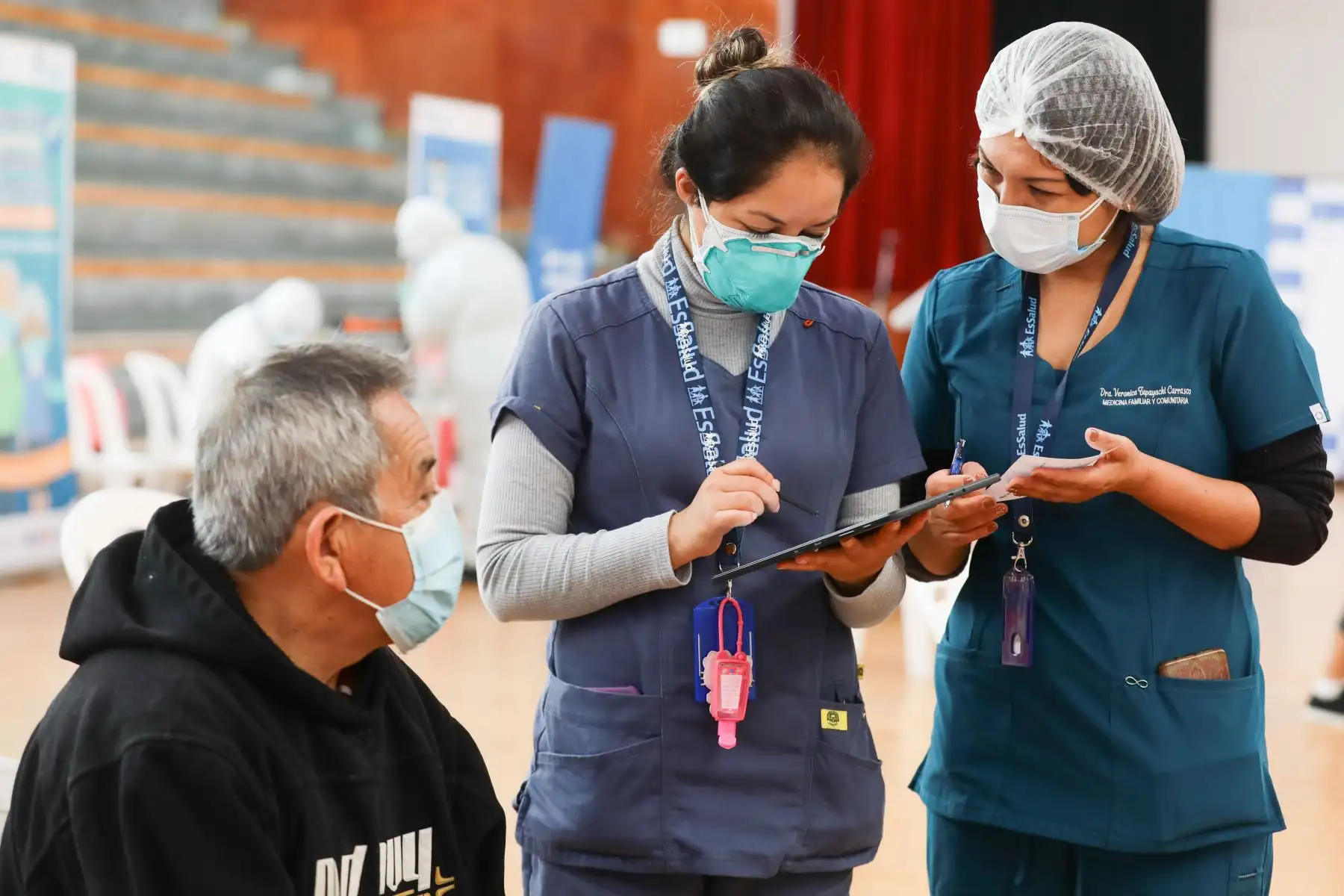EsSalud realiza la campaña “ Essalud te cuida “ que ofrece servicios de  descarte de Covid y entrega de tratamiento, además de  vacunaciones contra la influenza y neumococo.Hasta el momento  han  vacunado  81,412 pacientes contra la Influenza y 98,041 contra el neumococo.
Foto: Essalud