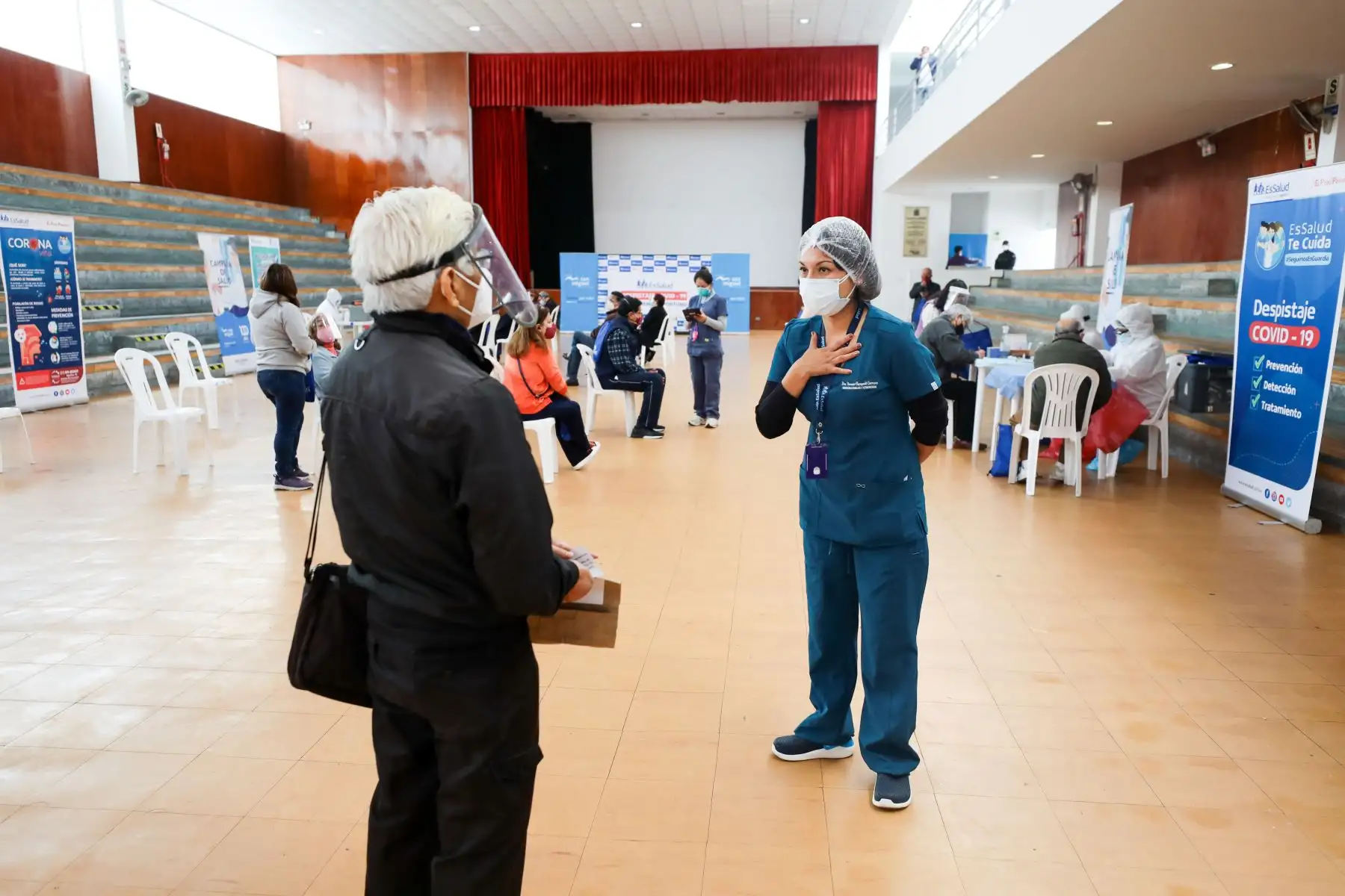 EsSalud realiza la campaña “ Essalud te cuida “ que ofrece servicios de  descarte de Covid y entrega de tratamiento, además de  vacunaciones contra la influenza y neumococo.Hasta el momento  han  vacunado  81,412 pacientes contra la Influenza y 98,041 contra el neumococo.
Foto: Essalud
