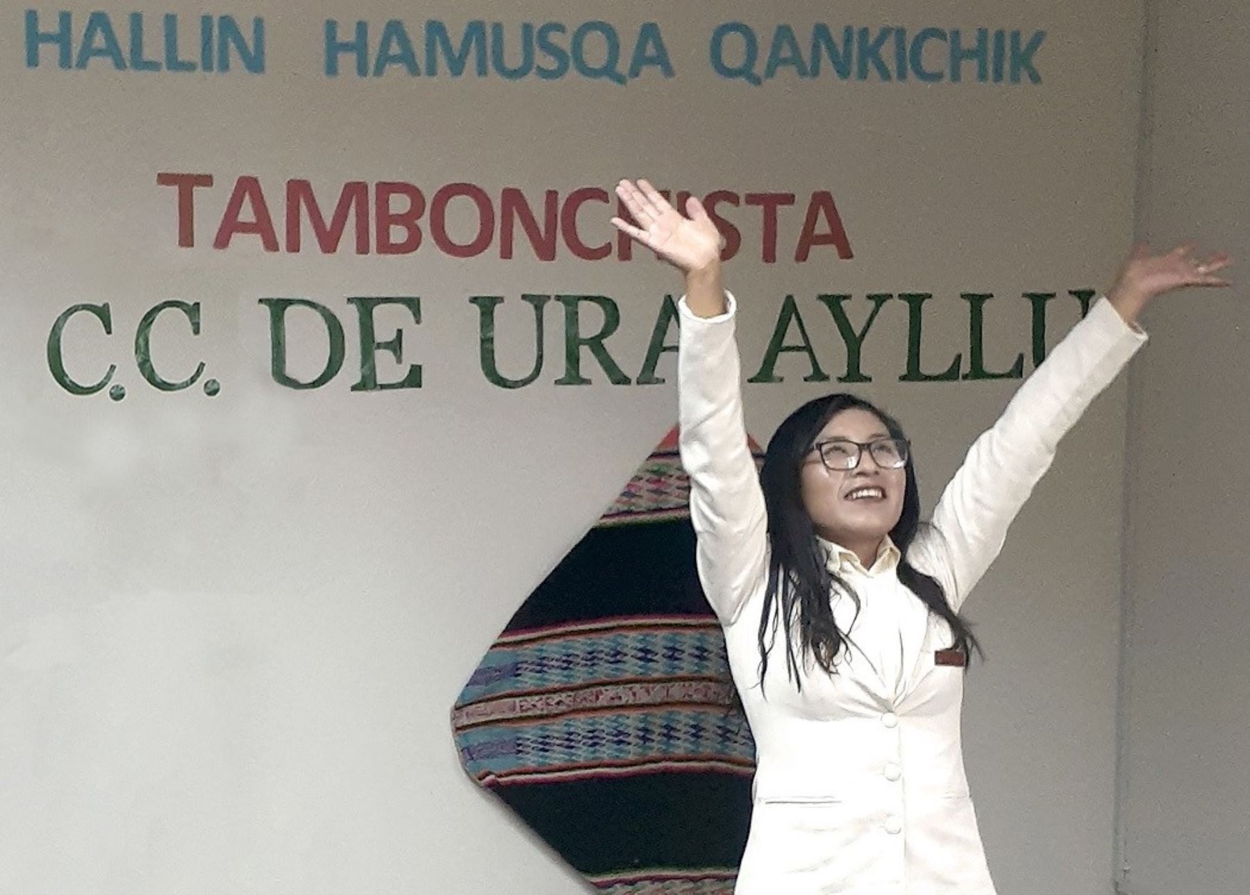 Maribel Huaquisto es una joven puneña que sustentó con éxito su tesis de manera virtual desde el Tambo Uru Ayllu y se tituló como nutricionista en la Universidad Nacional del Altiplano.