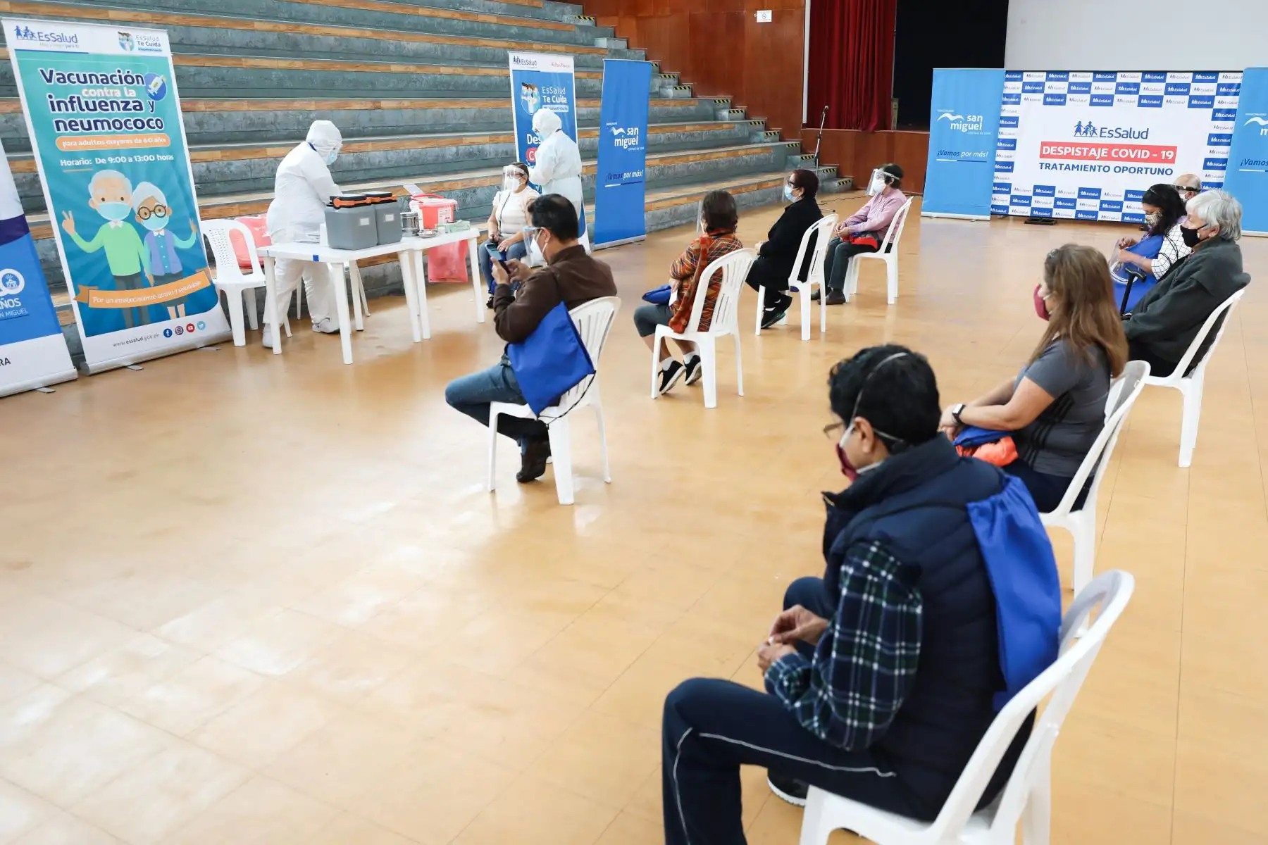 EsSalud realiza la campaña “ Essalud te cuida “ que ofrece servicios de  descarte de Covid y entrega de tratamiento, además de  vacunaciones contra la influenza y neumococo.Hasta el momento  han  vacunado  81,412 pacientes contra la Influenza y 98,041 contra el neumococo.
Foto: Essalud