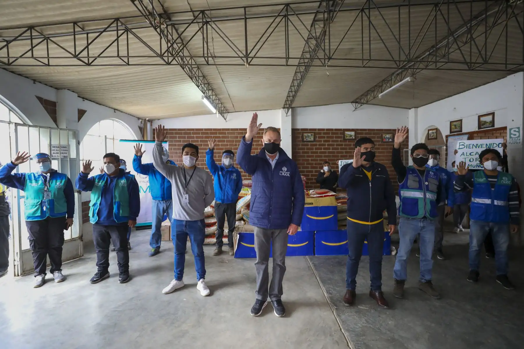 El alcalde de Lima, Jorge Muñoz participa en la primera entrega de insumos alimenticios, como parte de la campaña “Adopta una Olla”. La entrega se hizo a los vecinos del asentamiento humano Los Jardines de la Quebrada, en Carabayllo.
Foto: Municipalidad de Lima