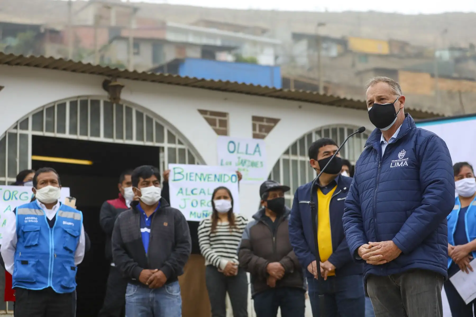 El alcalde de Lima, Jorge Muñoz participa en la primera entrega de insumos alimenticios, como parte de la campaña “Adopta una Olla”. La entrega se hizo a los vecinos del asentamiento humano Los Jardines de la Quebrada, en Carabayllo.
Foto: Municipalidad de Lima