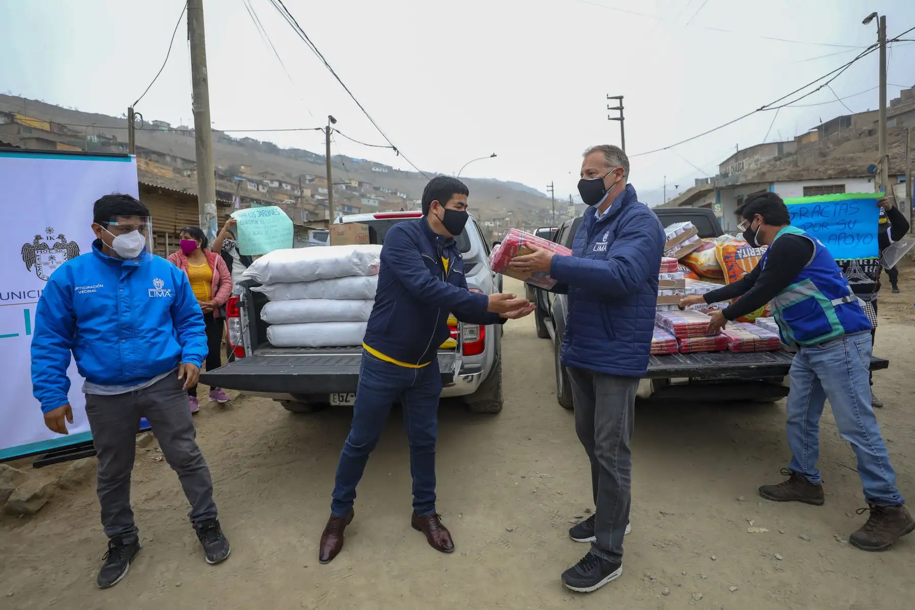 El alcalde de Lima, Jorge Muñoz participa en la primera entrega de insumos alimenticios, como parte de la campaña “Adopta una Olla”. La entrega se hizo a los vecinos del asentamiento humano Los Jardines de la Quebrada, en Carabayllo.
Foto: Municipalidad de Lima