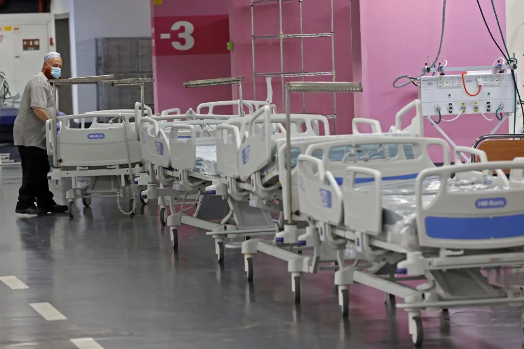 Un técnico prepara camas en el estacionamiento subterráneo del Rambam Health Care Campus, que se transformó en una instalación de cuidados intensivos para pacientes con coronavirus, en la ciudad de Haifa, en el norte de Israel.
Foto: AFP