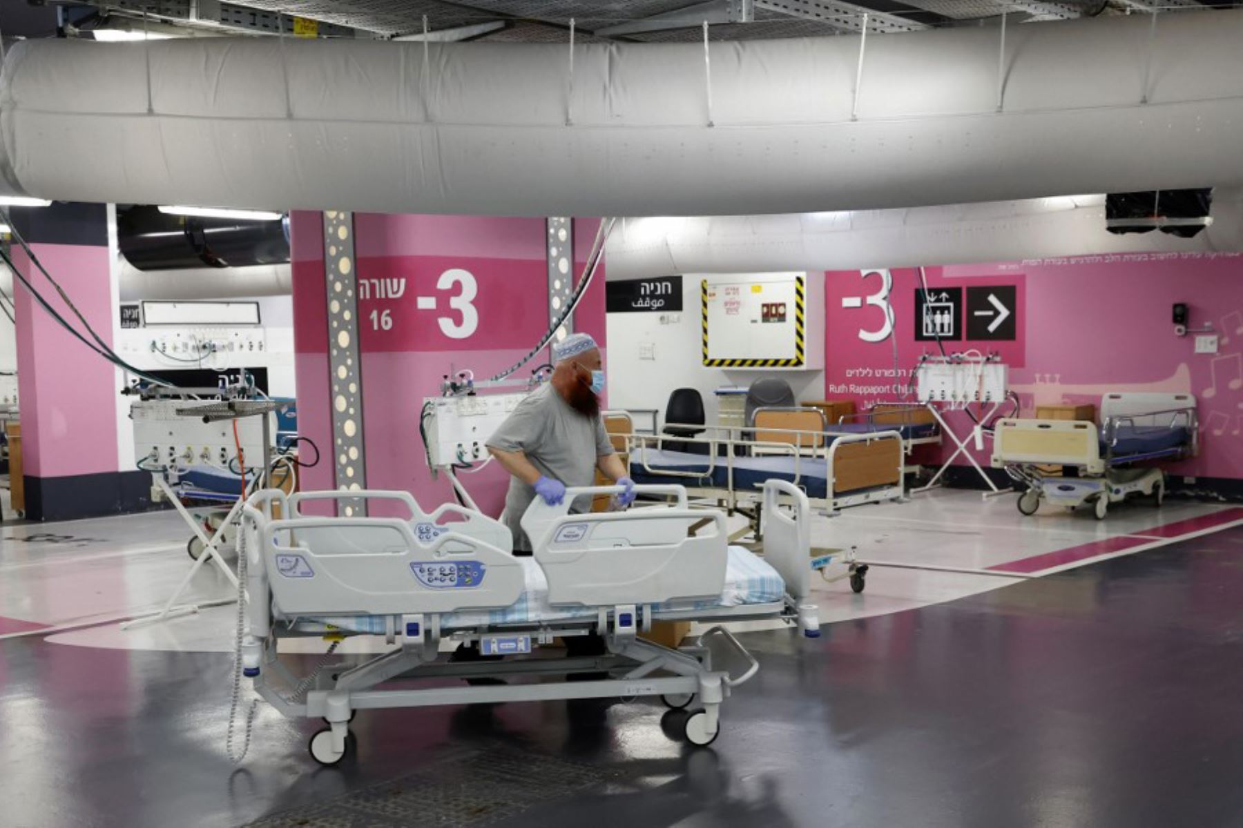Un técnico prepara camas en el estacionamiento subterráneo del Rambam Health Care Campus, que se transformó en una instalación de cuidados intensivos para pacientes con coronavirus, en la ciudad de Haifa, en el norte de Israel.
Foto: AFP