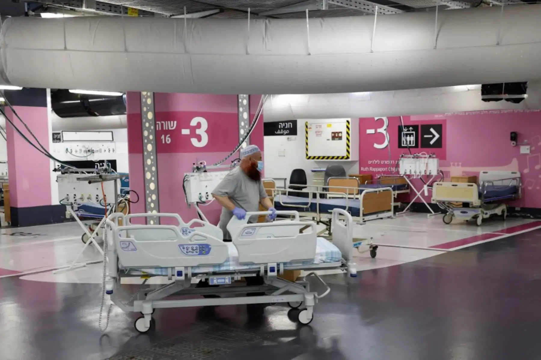 Un técnico prepara camas en el estacionamiento subterráneo del Rambam Health Care Campus, que se transformó en una instalación de cuidados intensivos para pacientes con coronavirus, en la ciudad de Haifa, en el norte de Israel.
Foto: AFP