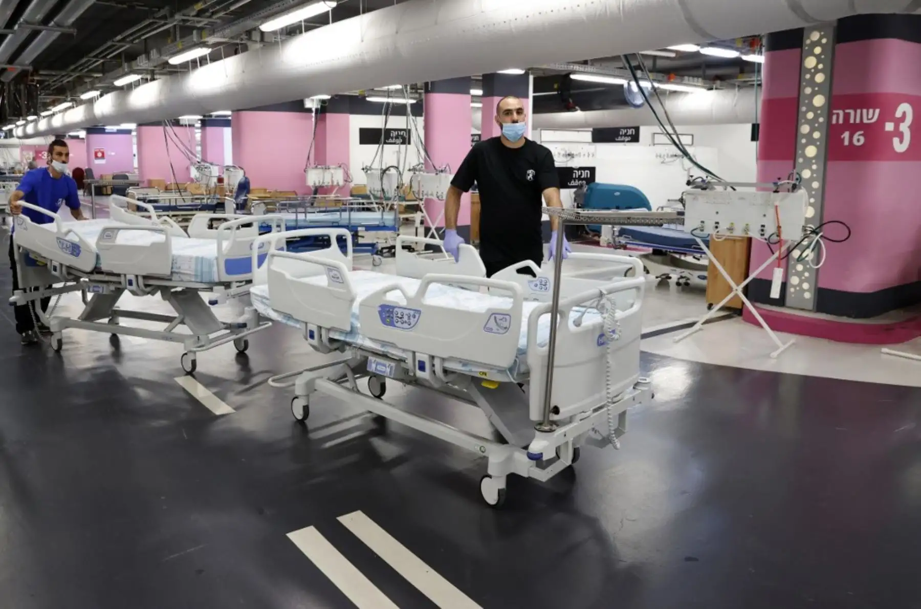 Un técnico prepara camas en el estacionamiento subterráneo del Rambam Health Care Campus, que se transformó en una instalación de cuidados intensivos para pacientes con coronavirus, en la ciudad de Haifa, en el norte de Israel,