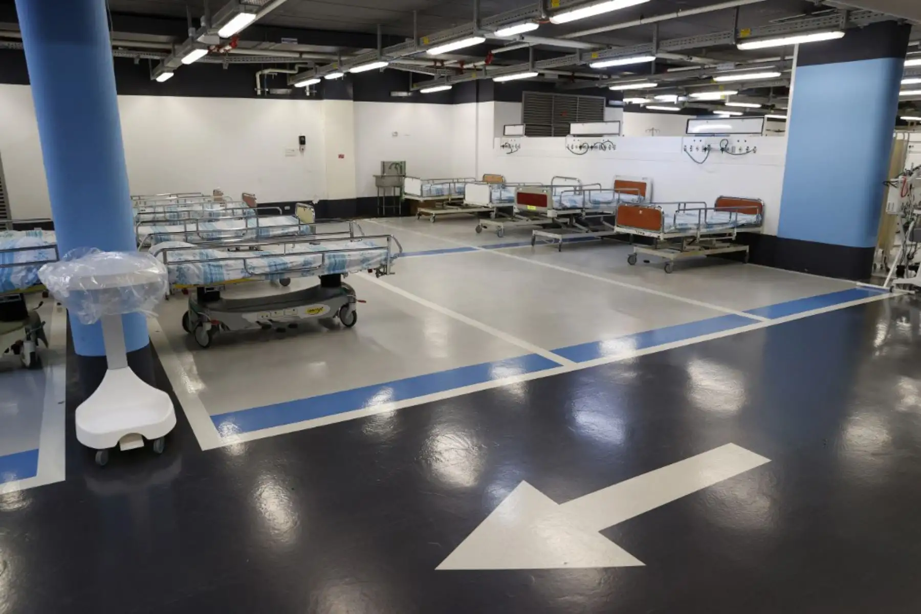 Una vista parcial muestra camas vacías instaladas en el estacionamiento subterráneo del Rambam Health Care Campus, que se transformó en una instalación de cuidados intensivos para pacientes con coronavirus, en la ciudad de Haifa, en el norte de Israel.
Foto: AFP