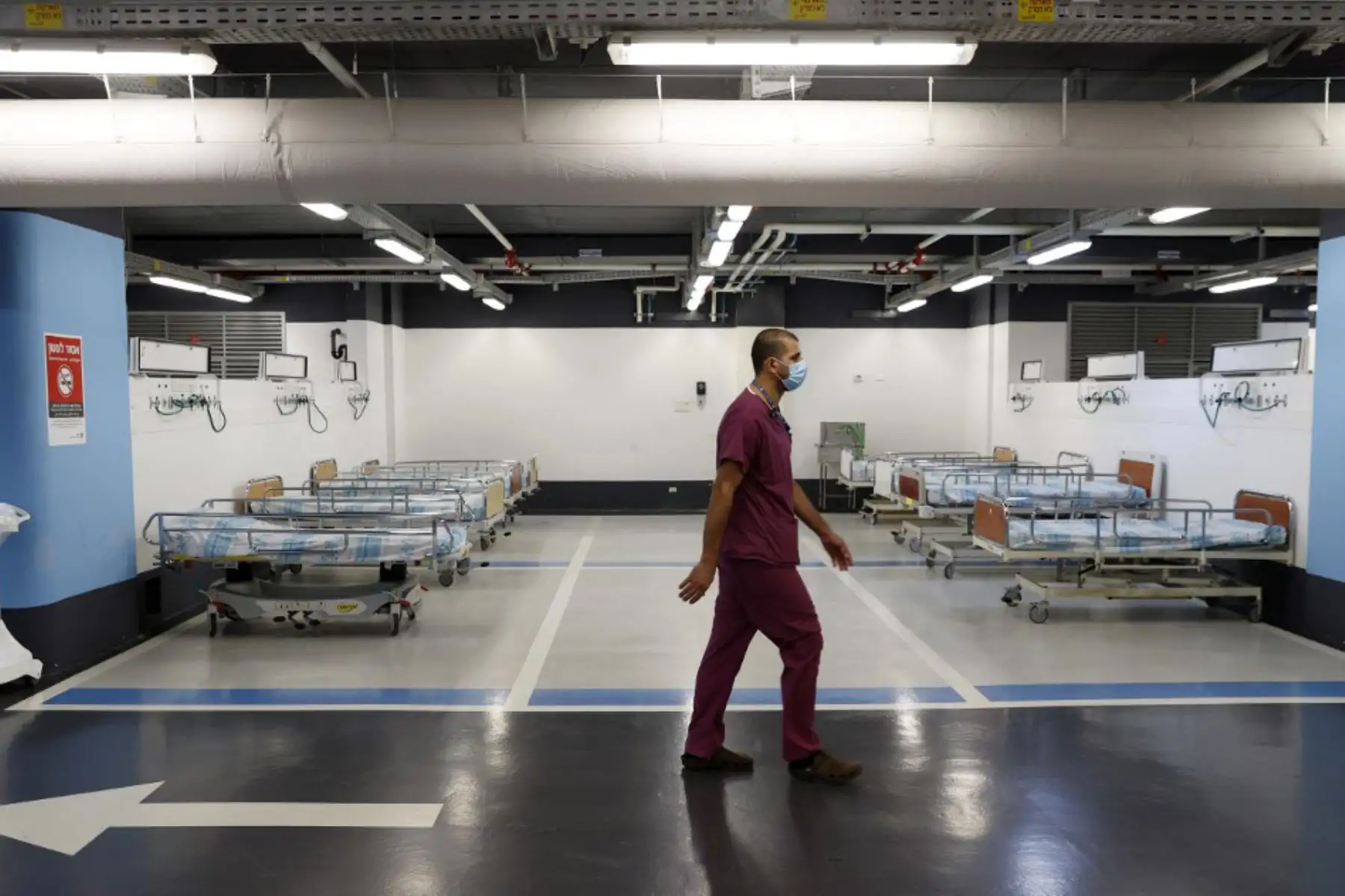 Una vista parcial muestra camas vacías instaladas en el estacionamiento subterráneo del Rambam Health Care Campus, que se transformó en una instalación de cuidados intensivos para pacientes con coronavirus, en la ciudad de Haifa, en el norte de Israel.
Foto: ANDINA/Difusión