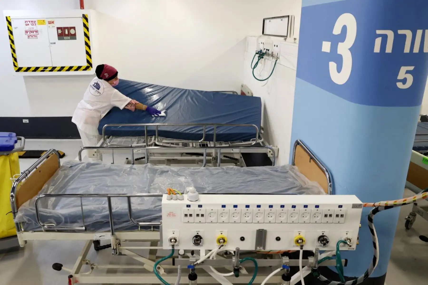 Un trabajador limpia un colchón de cama en el estacionamiento subterráneo del Rambam Health Care Campus, que se transformó en un centro de cuidados intensivos para pacientes con coronavirus, en la ciudad de Haifa, en el norte de Israel.
Foto: AFP