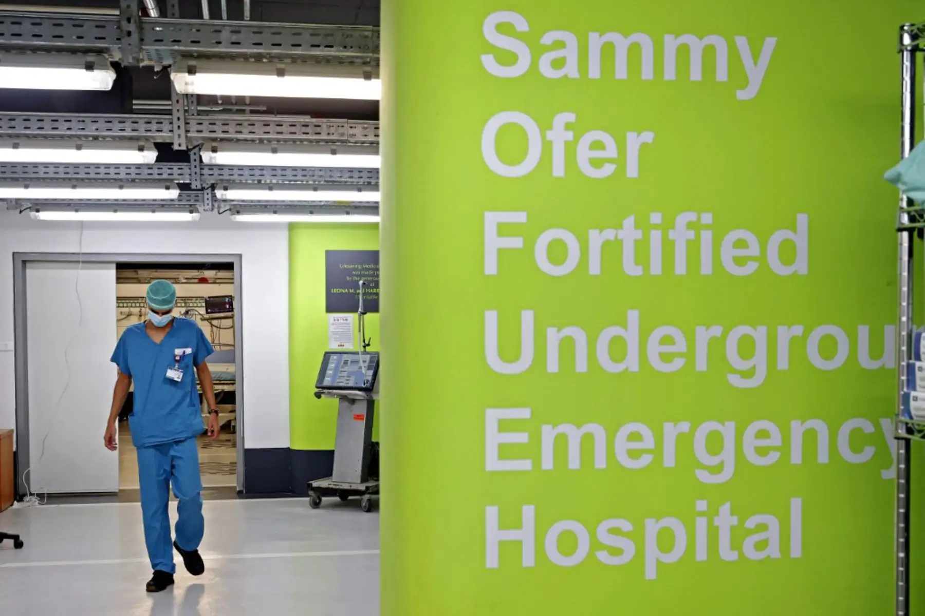 Un médico trabaja en el estacionamiento subterráneo del Rambam Health Care Campus, que se transformó en un centro de cuidados intensivos para pacientes con coronavirus, en la ciudad de Haifa, en el norte de Israel.
Foto: AFP