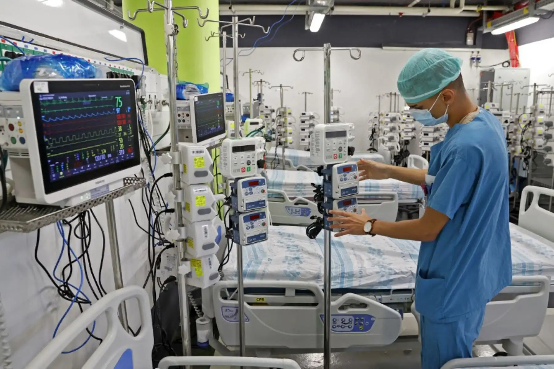 Un médico trabaja en el estacionamiento subterráneo del Rambam Health Care Campus, que se transformó en un centro de cuidados intensivos para pacientes con coronavirus, en la ciudad de Haifa, en el norte de Israel.
Foto: AFP