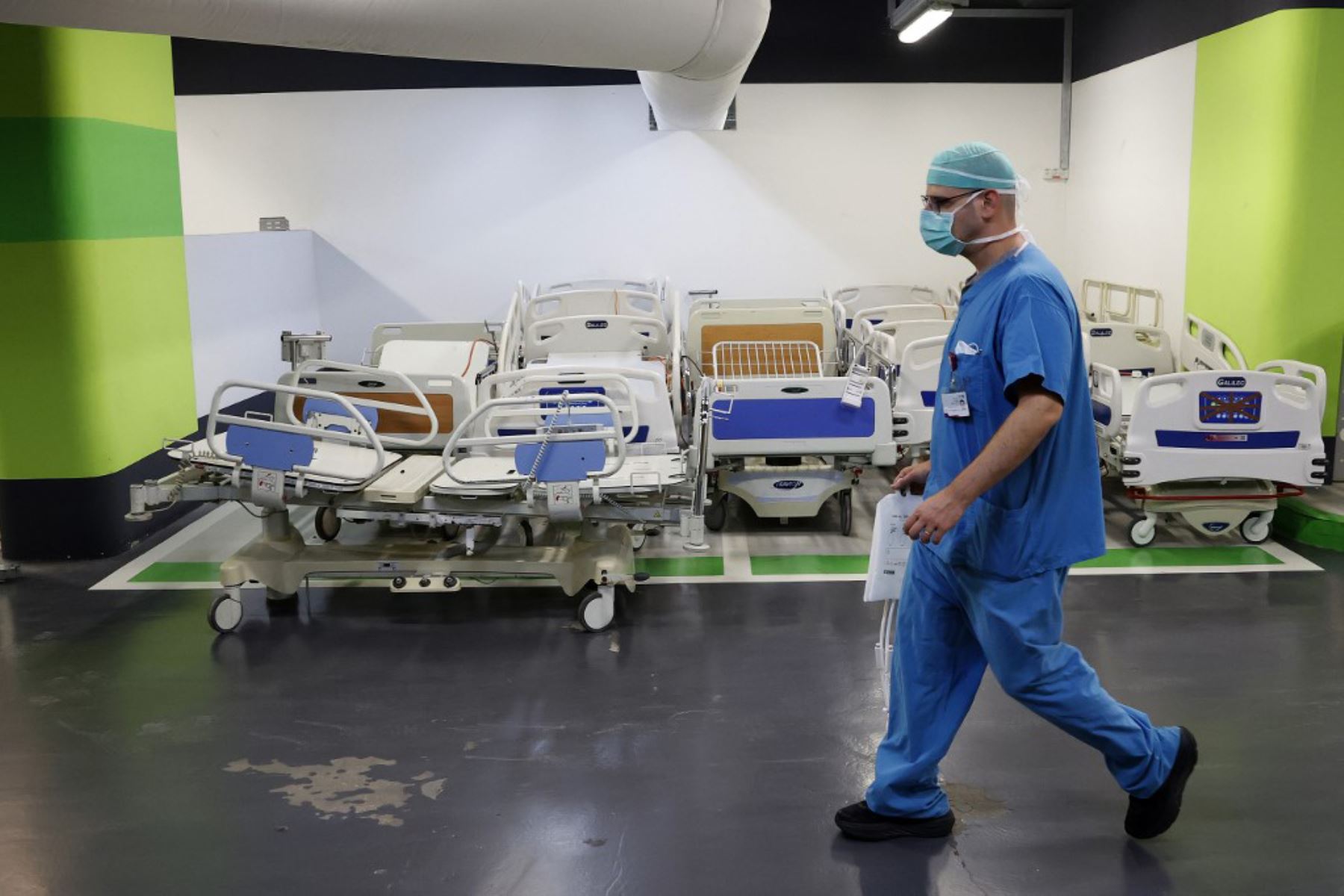 Un médico trabaja en el estacionamiento subterráneo del Rambam Health Care Campus, que se transformó en un centro de cuidados intensivos para pacientes con coronavirus, en la ciudad de Haifa, en el norte de Israel.
Foto: AFP