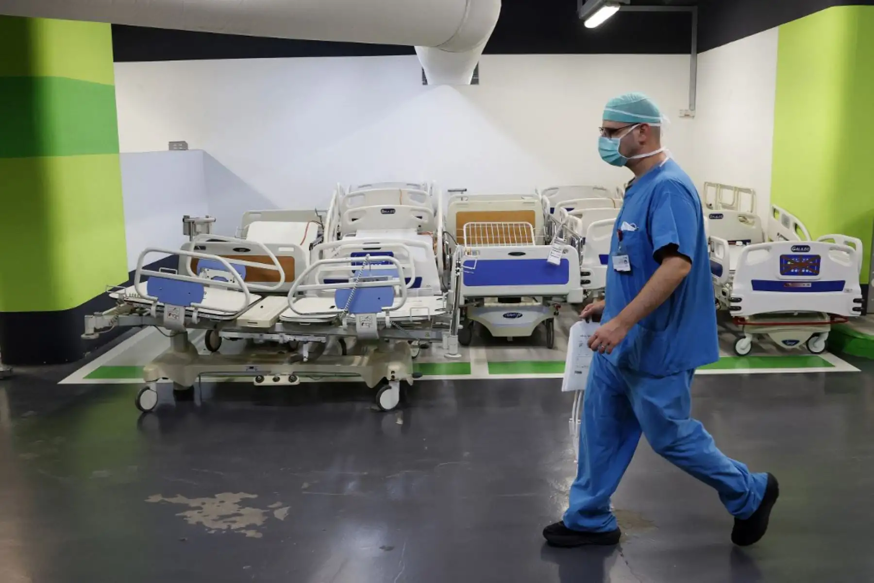 Un médico trabaja en el estacionamiento subterráneo del Rambam Health Care Campus, que se transformó en un centro de cuidados intensivos para pacientes con coronavirus, en la ciudad de Haifa, en el norte de Israel.
Foto: AFP