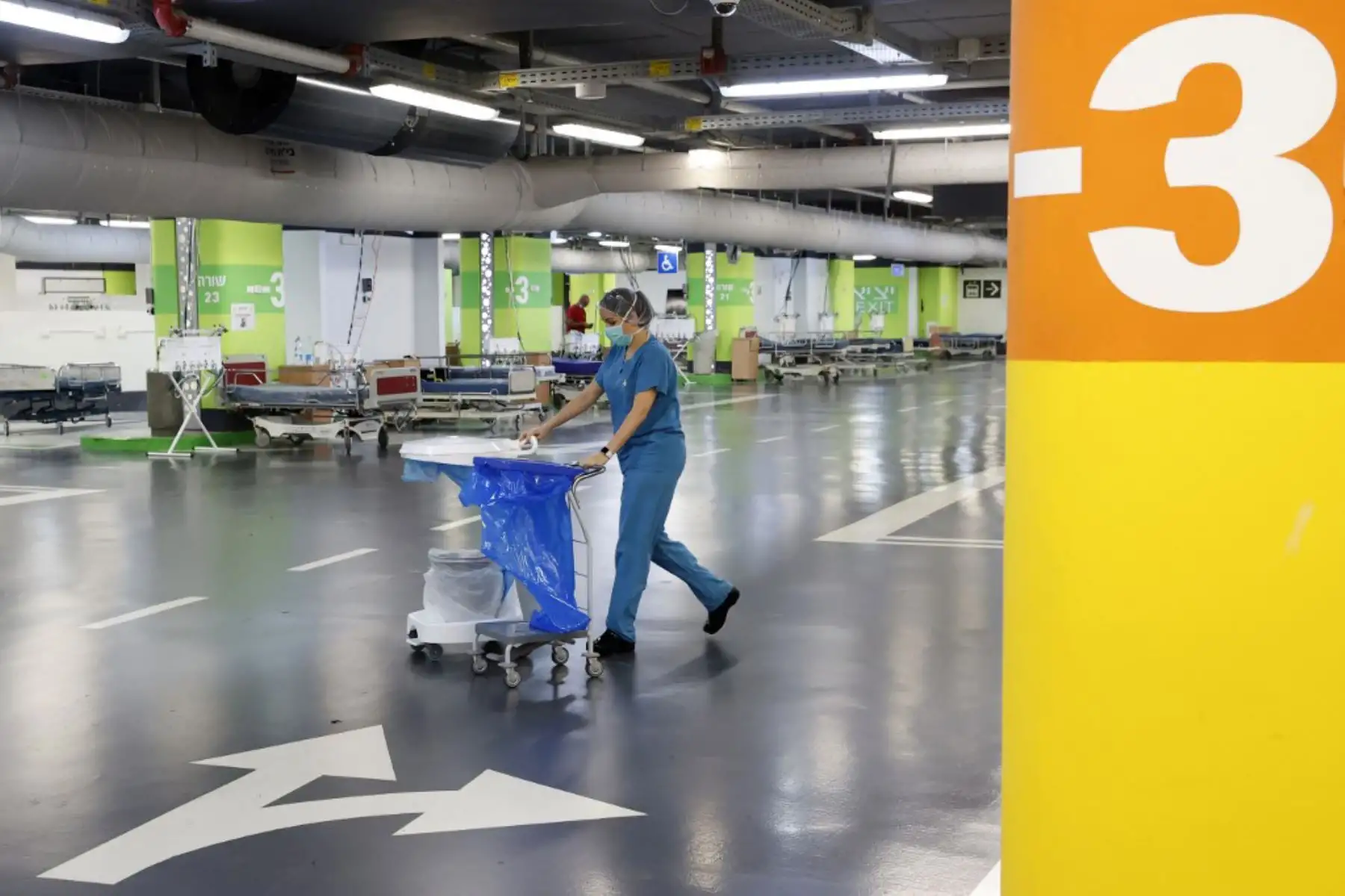 Un médico trabaja en el estacionamiento subterráneo del Rambam Health Care Campus, que se transformó en un centro de cuidados intensivos para pacientes con coronavirus, en la ciudad de Haifa, en el norte de Israel.
Foto: AFP