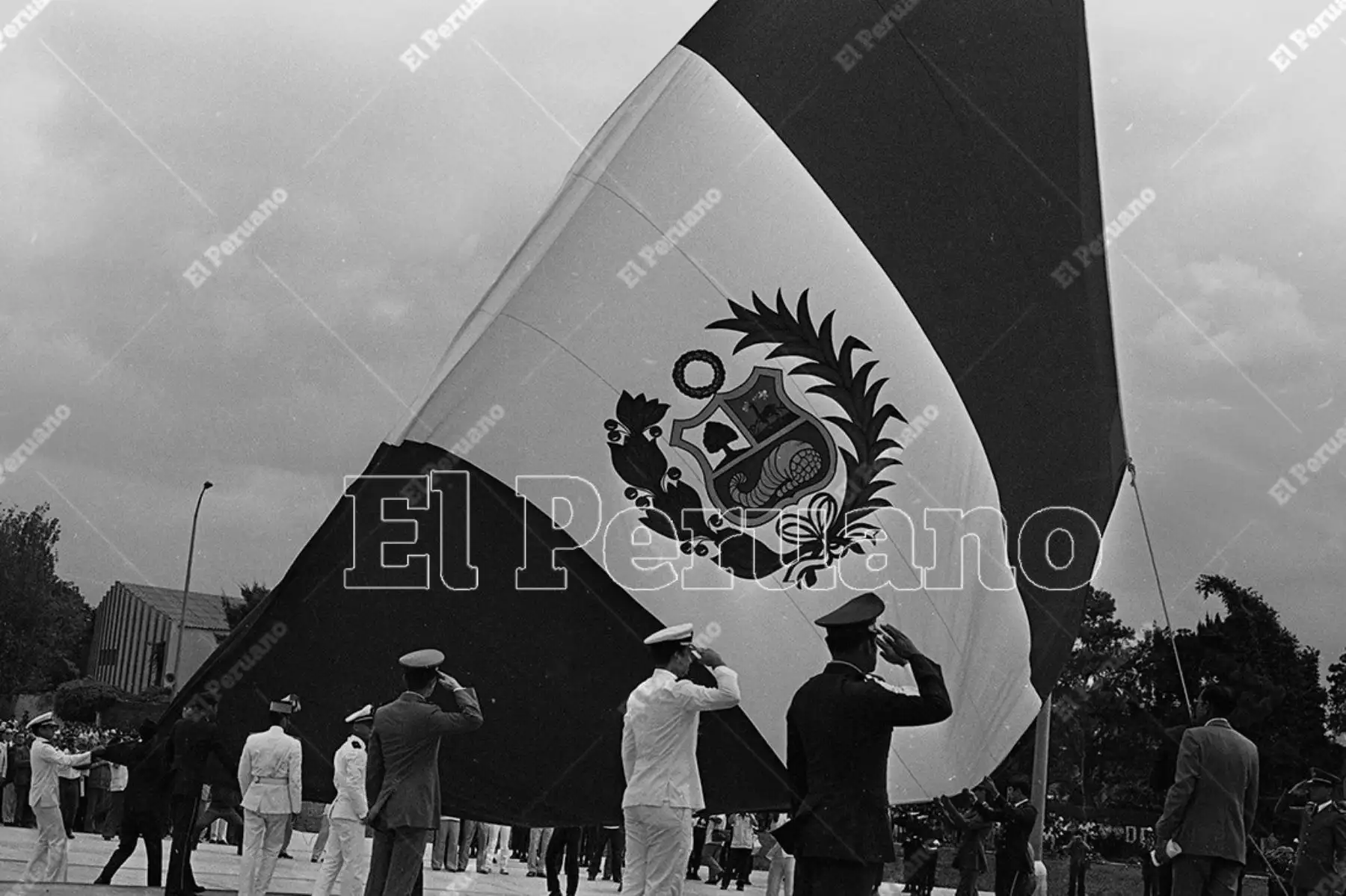 Lima - 21 octubre 1983 / Cadetes de las Fuerzas Armadas izan el Pabellón Nacional en la ceremonia por el aniversario de la Plaza de la Bandera.
 Foto: Archivo Histórico de El Peruano / José Risco