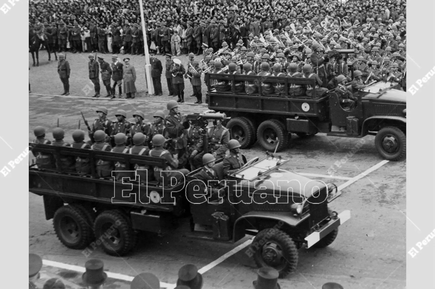 Lima - 29 julio 1952 / Vehículos portatropas del Ejercito Peruano hace su paso en el Desfile Militar del Campo de Marte. 
Foto: Archivo Histórico de El Peruano