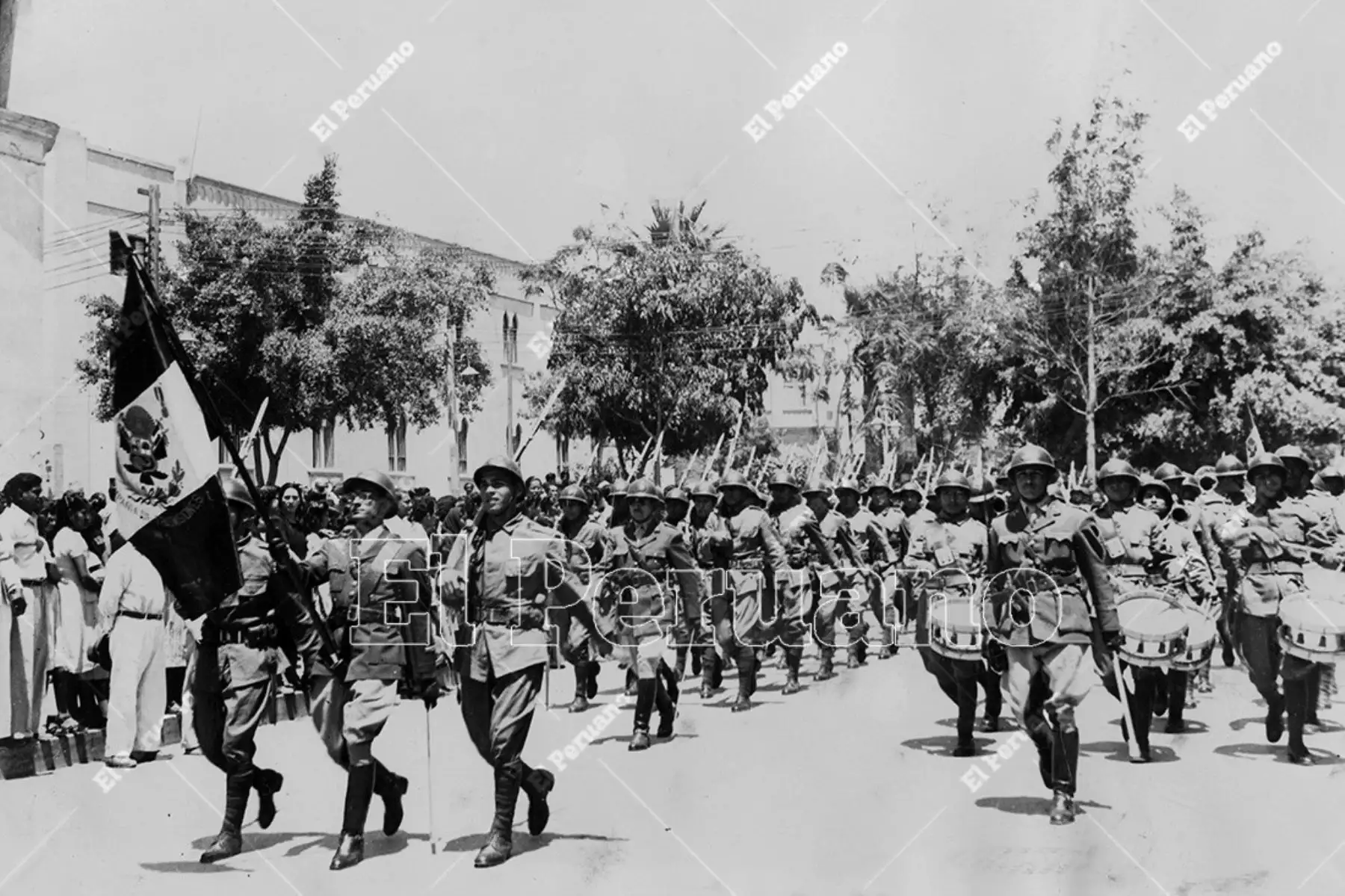 Piura - setiembre 1950 / Desfile militar por el día de las Virgen de las Mercedes, patrona de las Fuerzas Armadas.
 Foto: Archivo Histórico de El Peruano