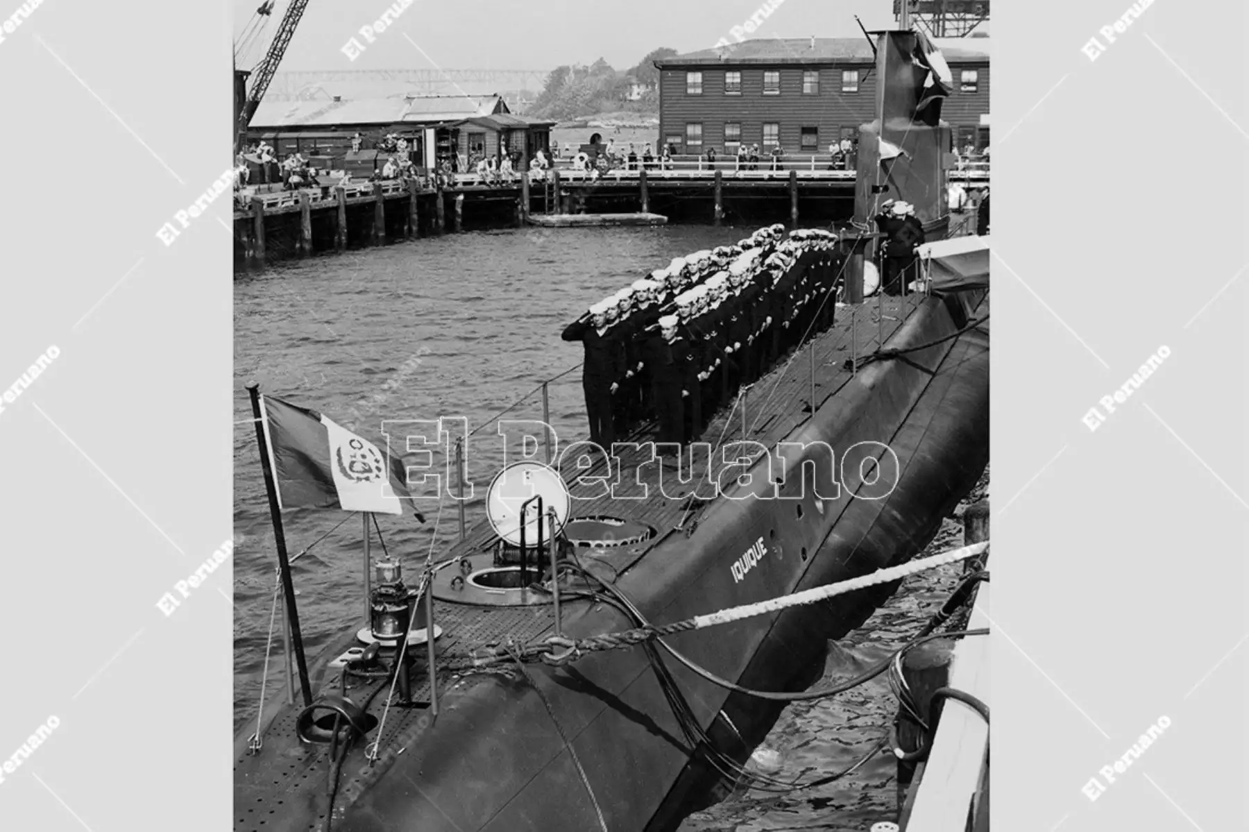 Estados Unidos - 1 octubre 1957 / Marineros peruanos saludan su nueva nave, el submarino Iquique, durante la ceremonia de puesta en servicio en la División de Embarcaciones Eléctricas de General Dynamics Corporation. El Iquique y el Angamos partirán al Callao en noviembre. Foto: Archivo Histórico de El Peruano