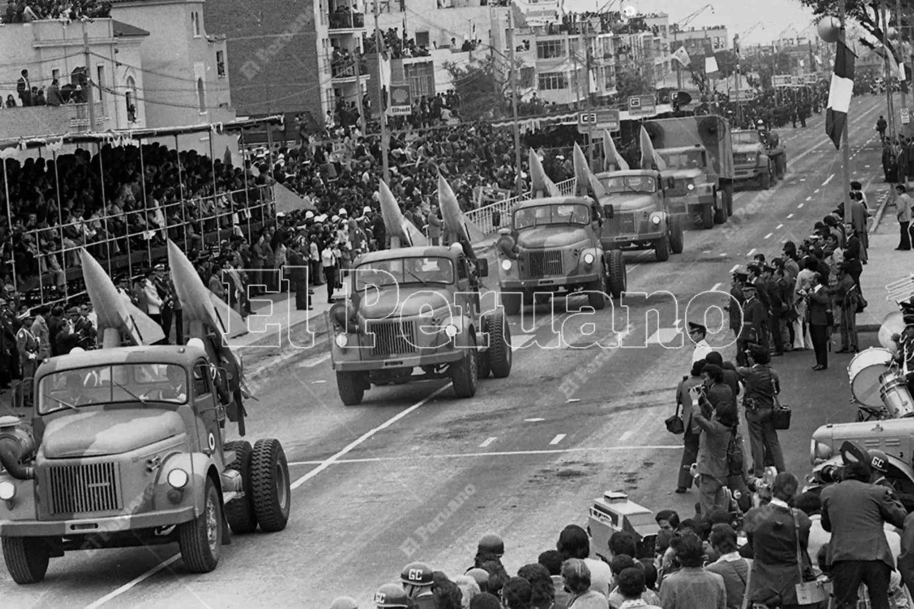 Lima - 29 julio 1974 / Cohetes tierra-aire, moderna tecnología bélica adquirida por las Fuerzas armadas. La avenida Brasil fue escenario de la Gran Parada y Desfile Militar, uno de los más impresionantes de los últimos años. Foto: Archivo Histórico de El Peruano / Virgilio Molero