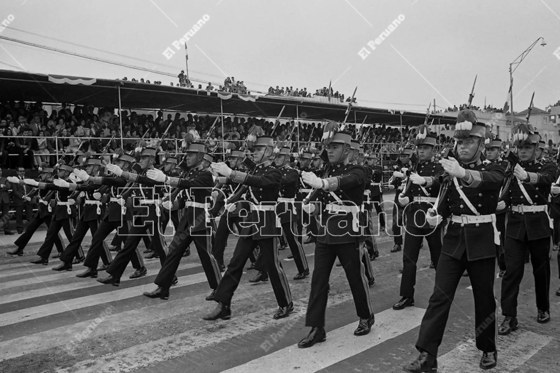 Lima - 29 julio 1974 / Cadetes de la Escuela Militar de Chorrillos en la Gran Parada y Desfile Militar.
 Foto: Archivo Histórico de El Peruano / Braulio Cabrera