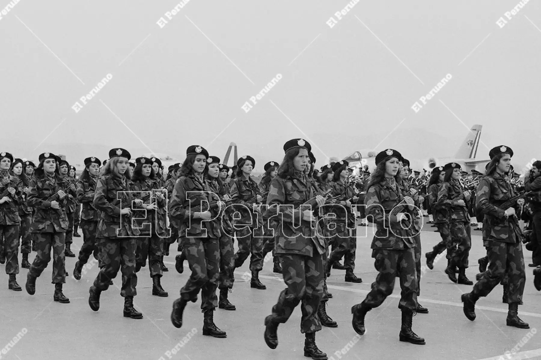 Lima - 23 julio 1975 / El primer batallón de voluntarias que conforman el Agrupamiento Terrestre de la Fuerza del Perú (FAP) desfila en Las Palmas por el Día de la Aviación Militar.
 Foto: Archivo Histórico de El Peruano / Bernabe Wong