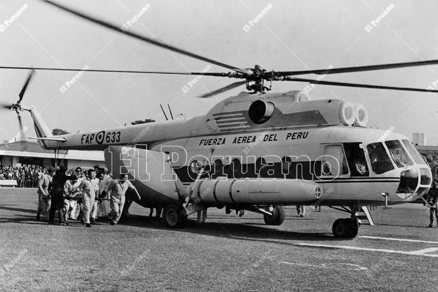 Lima - 5 noviembre 1971 / Un espectacular simulacro de desastre en la que participaron helicópteros de la Fuerza Aérea del Perú  movilizó a la totalidad del personal médico del Hospital del Empleado. 
Foto: Archivo Histórico de El Peruano