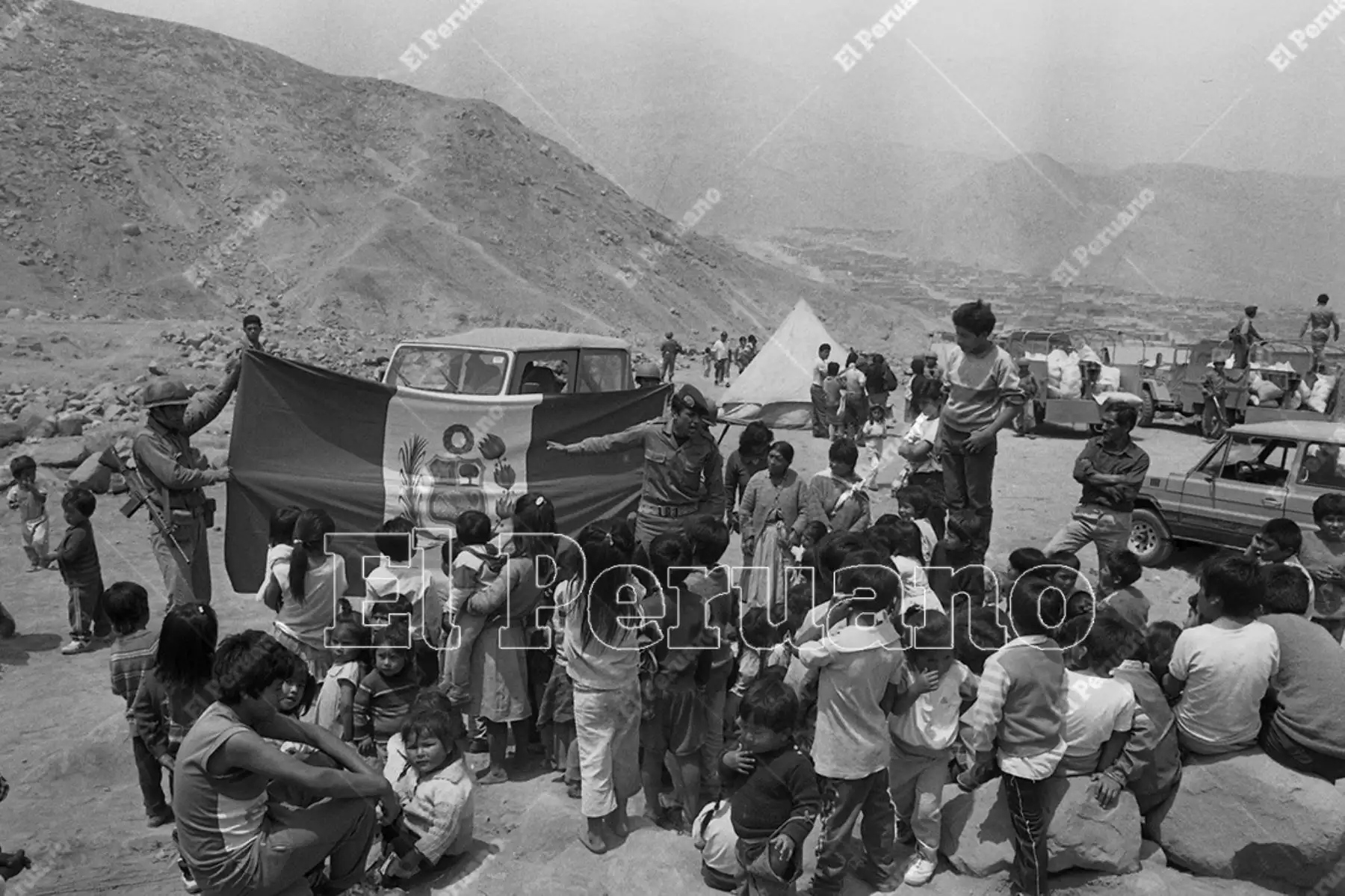 Lima - 26 setiembre 1991 / Miembros del Ejército Peruano enseñan los símbolos patrios a niños de la Comunidad Autogestionaria de Huaycán durante una campaña de acción cívica. 
Foto: Archivo Histórico de El Peruano / Onésimo Bottoni