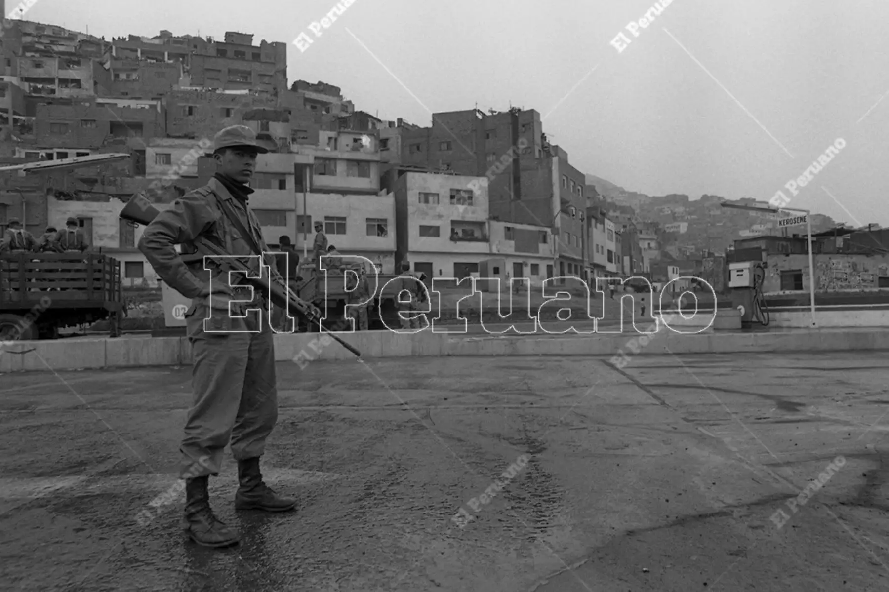 Lima - 11 julio 1993 / Las Fuerzas Armadas hacen cumplir la norma de inmovilización social durante el  Noveno Censo Nacional de Población y Cuarto  Vivienda. 
Foto: Archivo Histórico de El Peruano / Enrique Gonzales